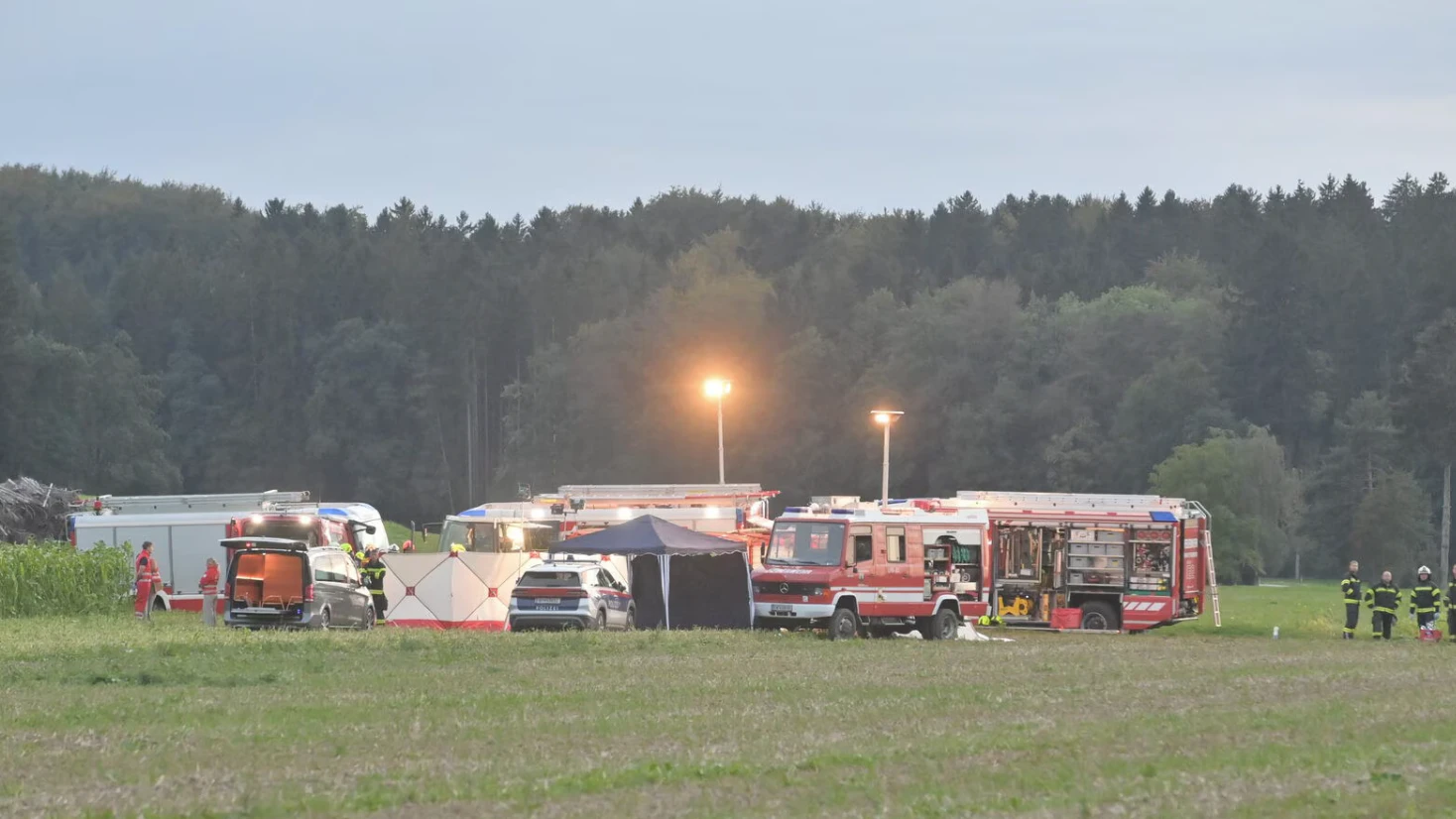 Die Polizei sperrte die Unfallstelle großräumig ab.