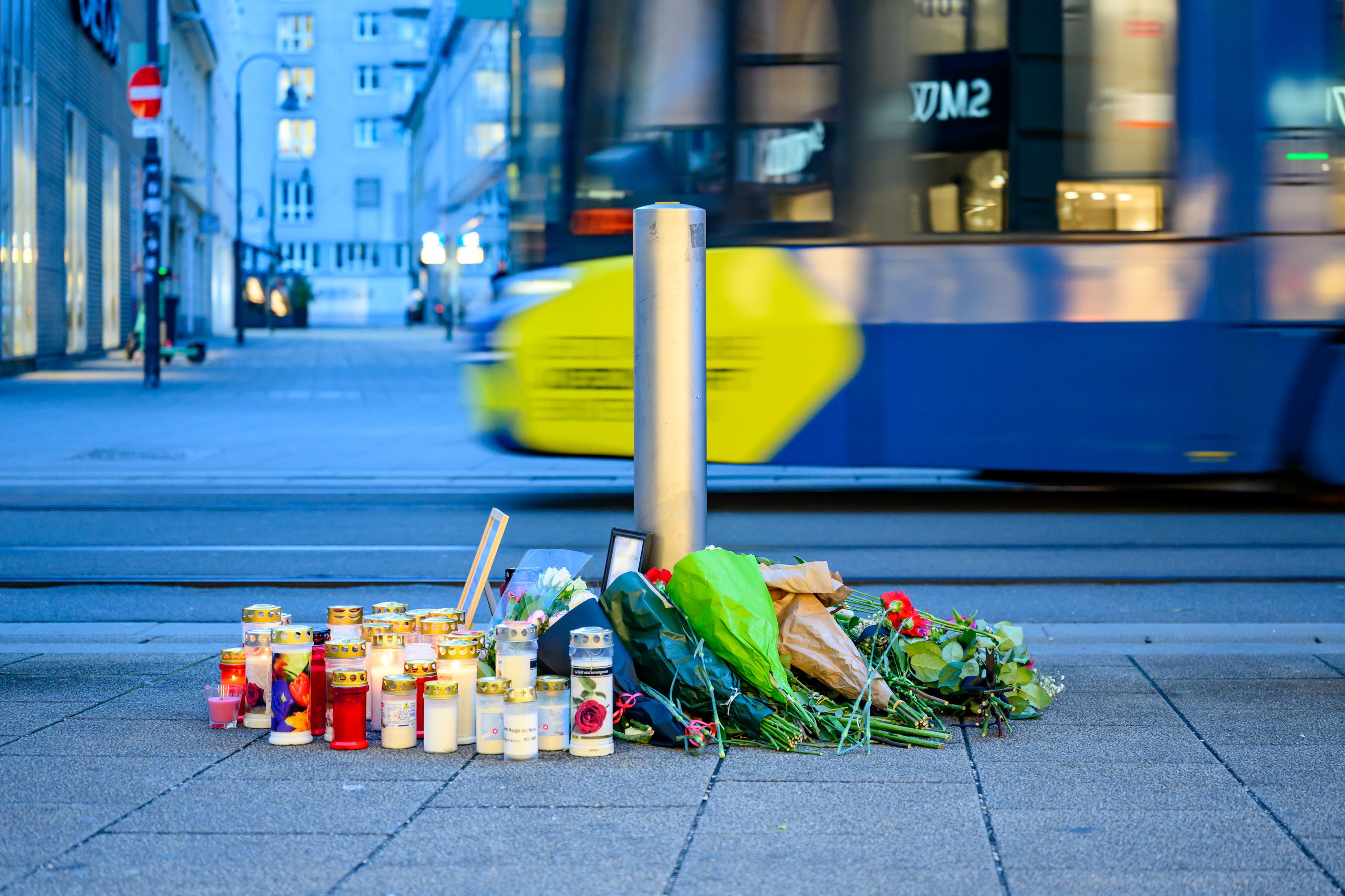Kerzen und Blumen erinnerten an die Opfer einer Messerattacke in Linz.