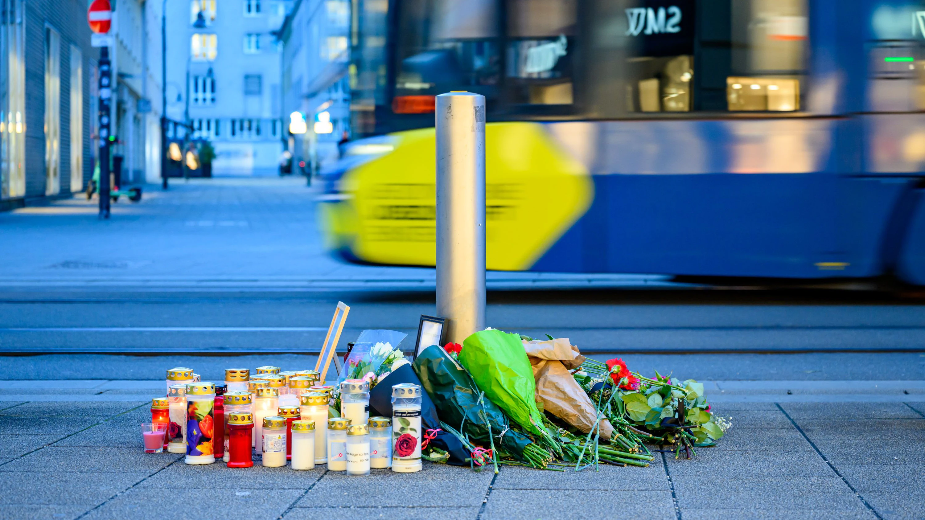 Kerzen und Blumen erinnerten an die Opfer einer Messerattacke in Linz.