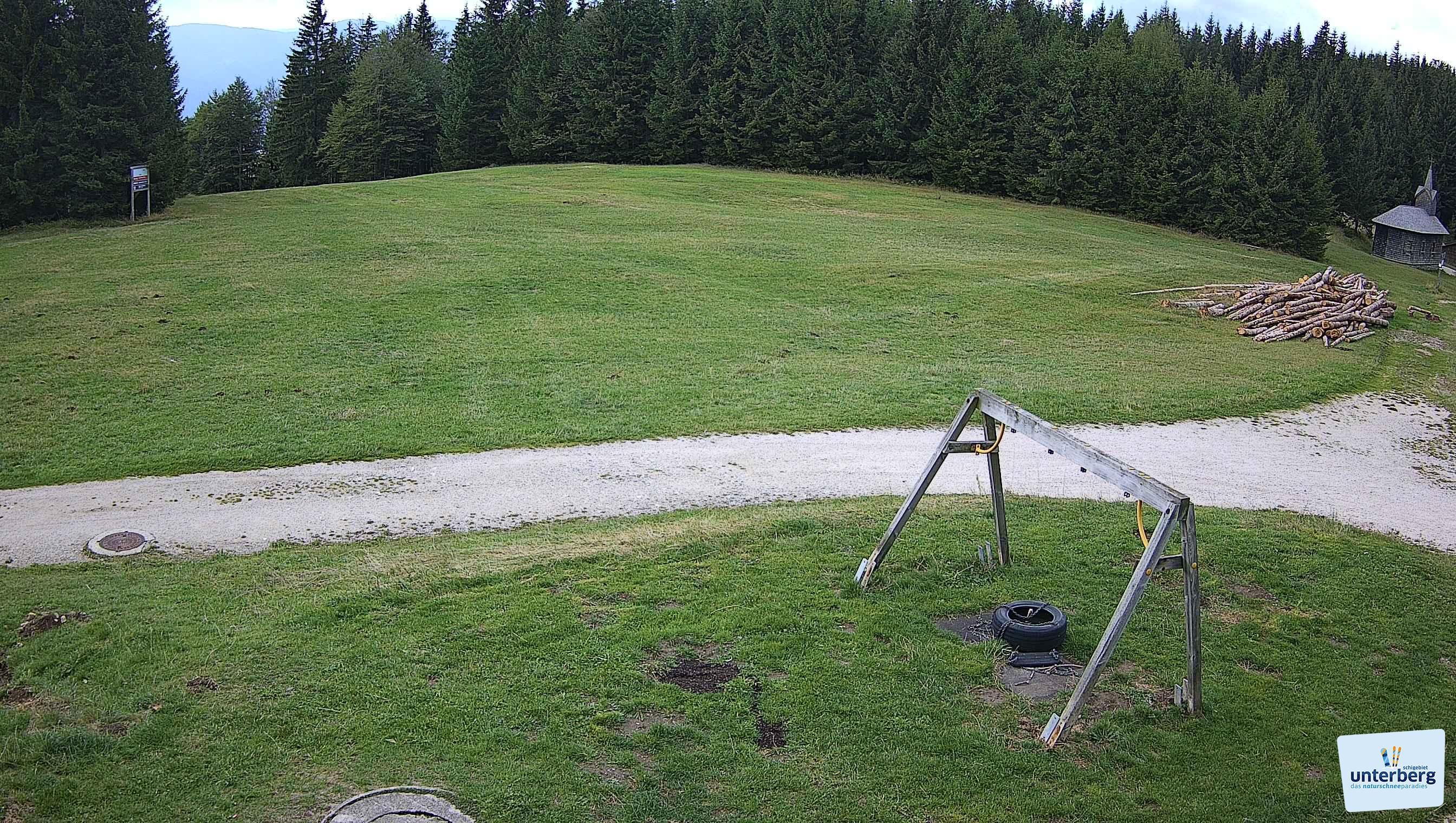 Grüne Wiesen statt Pistenspaß. Das Naturschneeparadies Unterberg im Wienerwald schließt wegen Schneemangels und Klimawandel für immer.