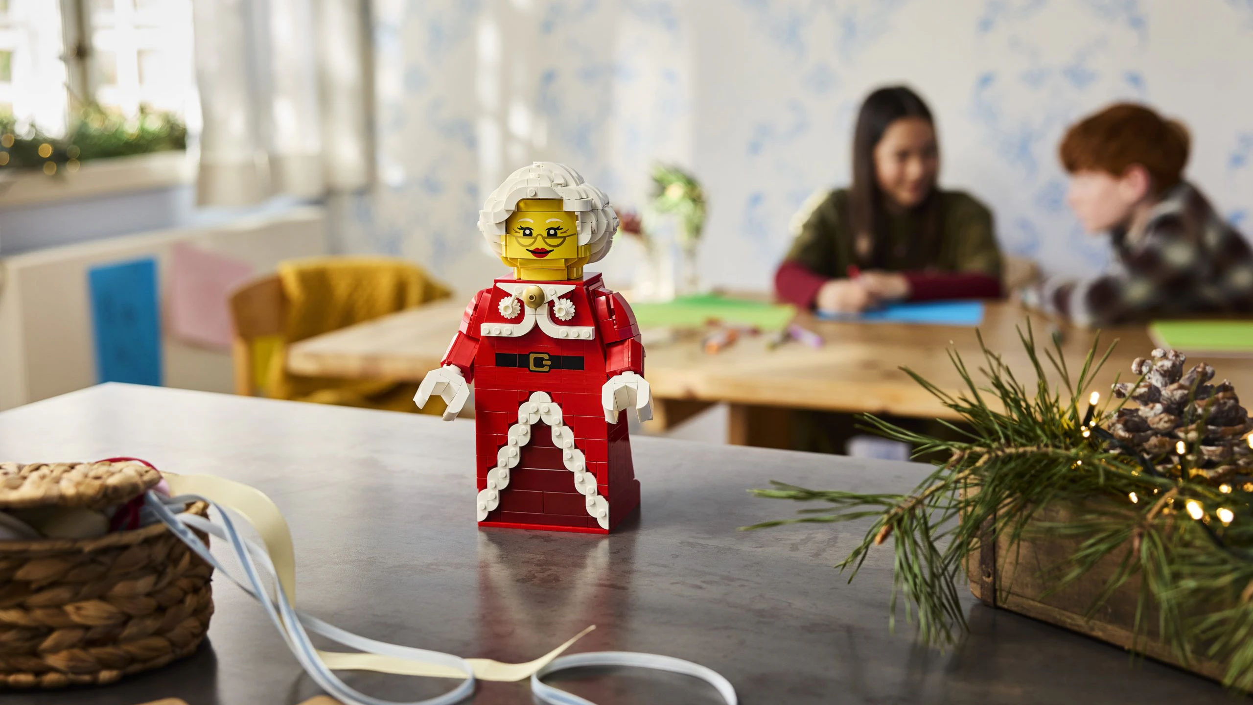 LEGO Große Mrs. Claus Minifigur (40875): Die 904-teilige Figur ab 10 Jahren verwandelt Mrs. Claus in eine 25 Zentimeter große bewegliche LEGO-Figur.