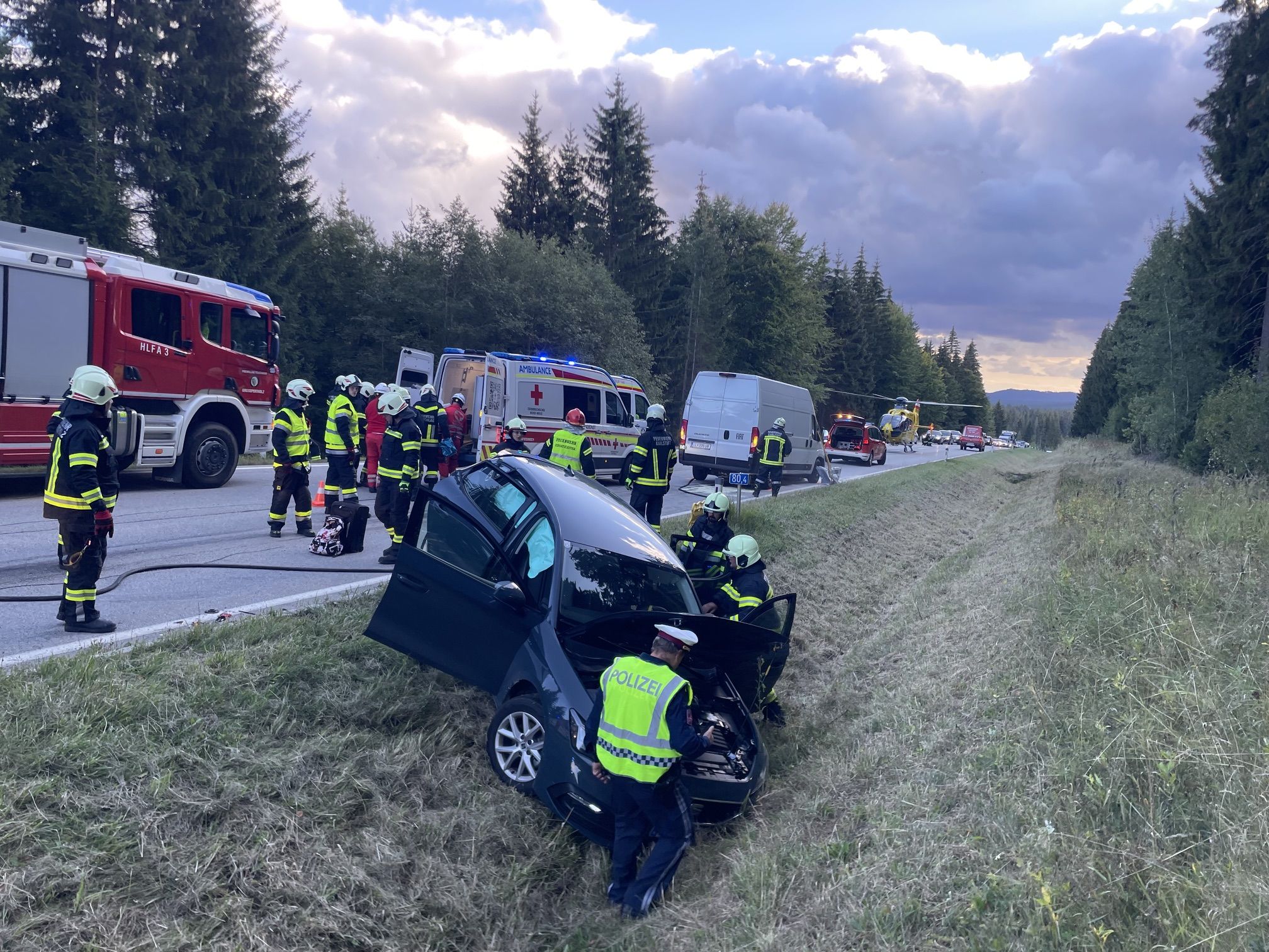 Auf der B38 bei Karlstift krachten zwei Autos zusammen.