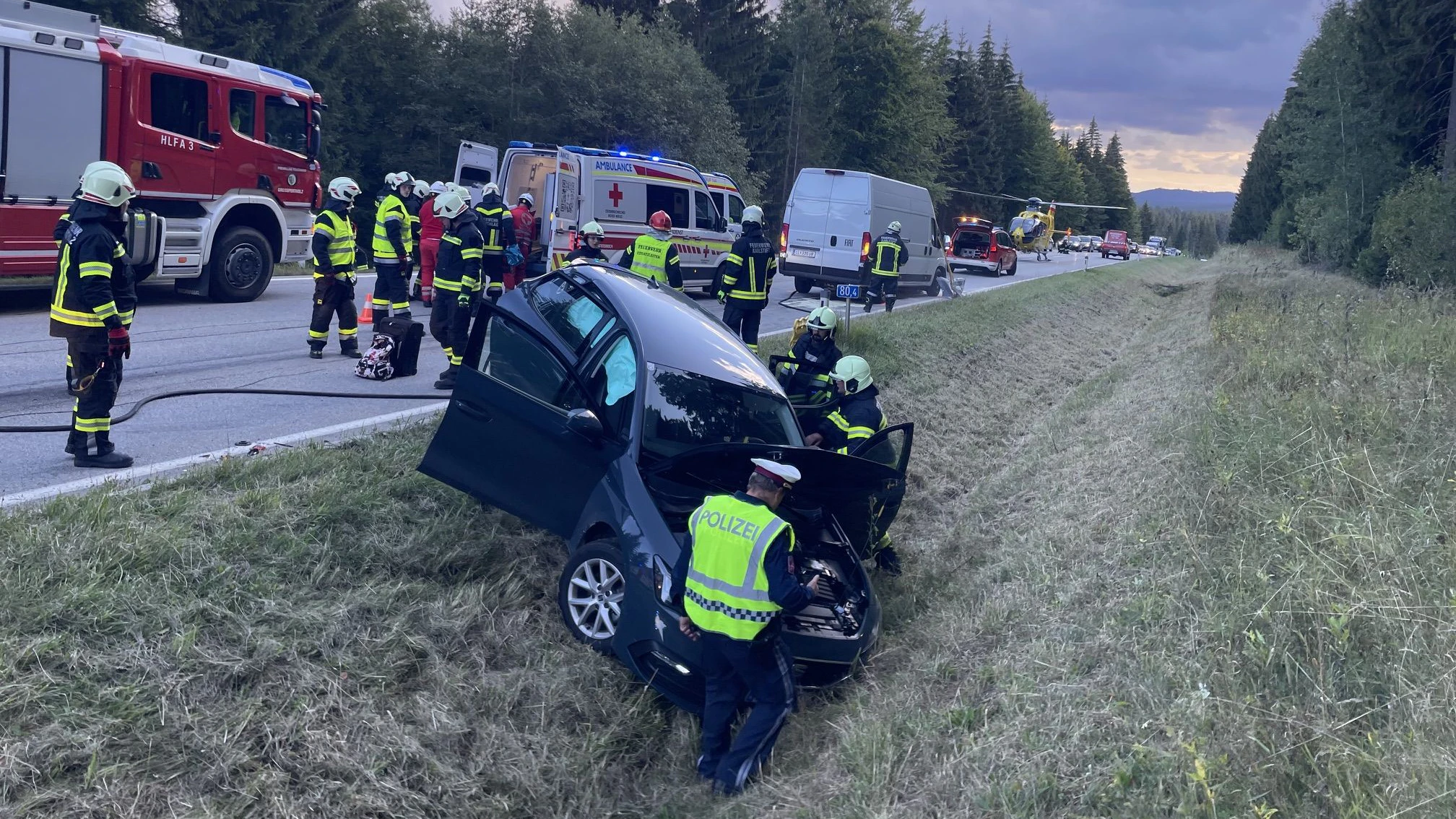 Auf der B38 bei Karlstift krachten zwei Autos zusammen.