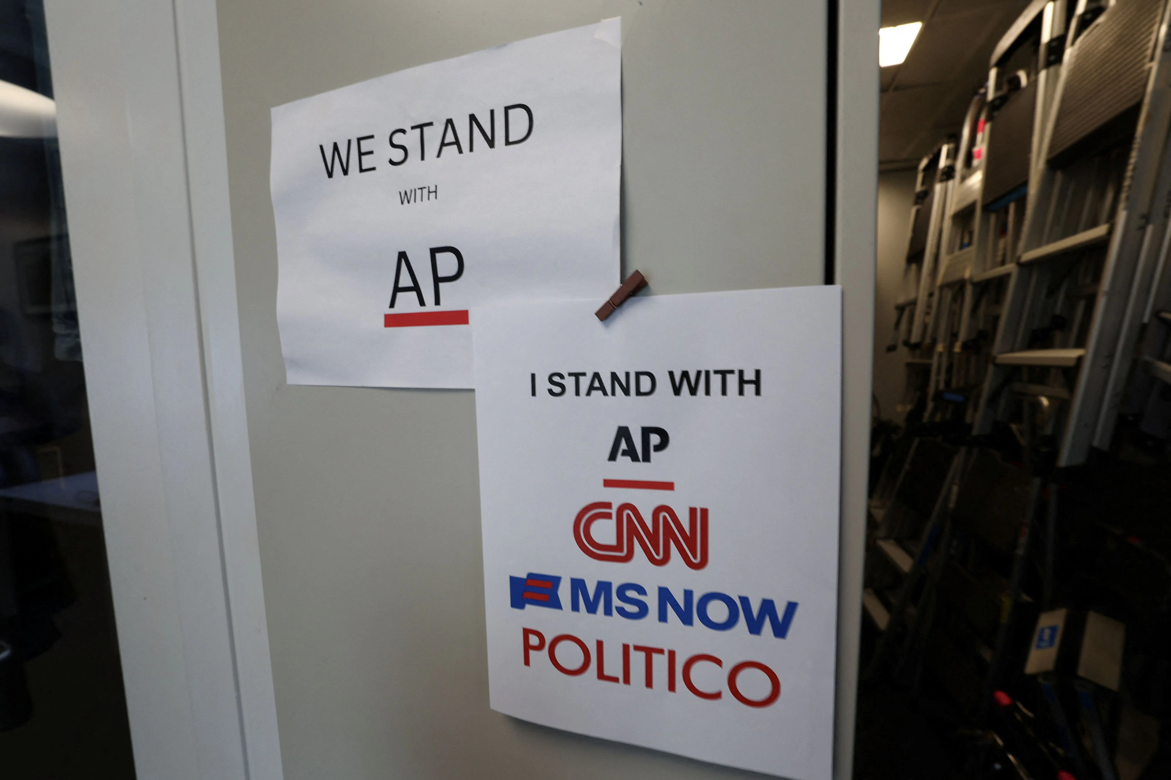 Solidaritätsnote von Kollegen für die von Trump aus dem Pressekorps des Weißen Hauses ausgeschlossenen Trump-kritischen Medien