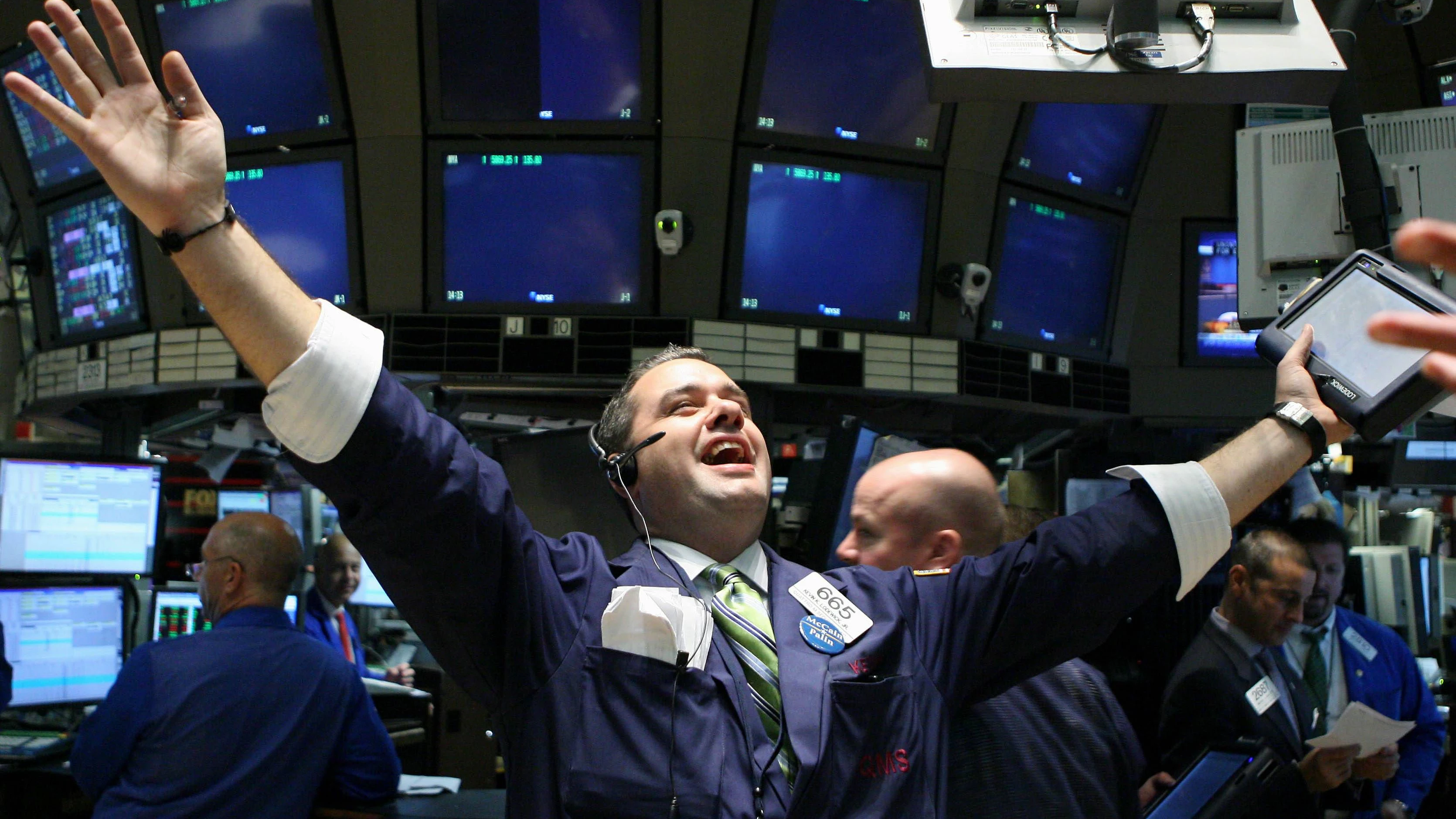 Bildnummer: 52753667  Datum: 29.10.2008  Copyright: imago/Xinhua Broker an der Wall Street in New York - PUBLICATIONxNOTxINxCHN , Personen , Freude , Begeisterung , optimistisch; 2008, premiumd, Highlight, New York, USA, NYSE, Börsenhändler, Börsenhandel, Handel, New York Stock Exchange; , quer, Kbdig, Einzelbild, Börse, Wirtschaft,  ,  , Nordamerika o0 Arbeitswelten, Gesellschaft  Bildnummer 52753667 Date 29 10 2008 Copyright Imago XINHUA Broker to the Wall Street in New York PUBLICATIONxNOTxINxCHN People happiness Enthusiasm optimistic 2008 premiumd Highlight New York USA NYSE Exchange trader Exchange trading Trade New York Stick Exchange horizontal Kbdig Single Exchange Economy North America o0 world of work Society 