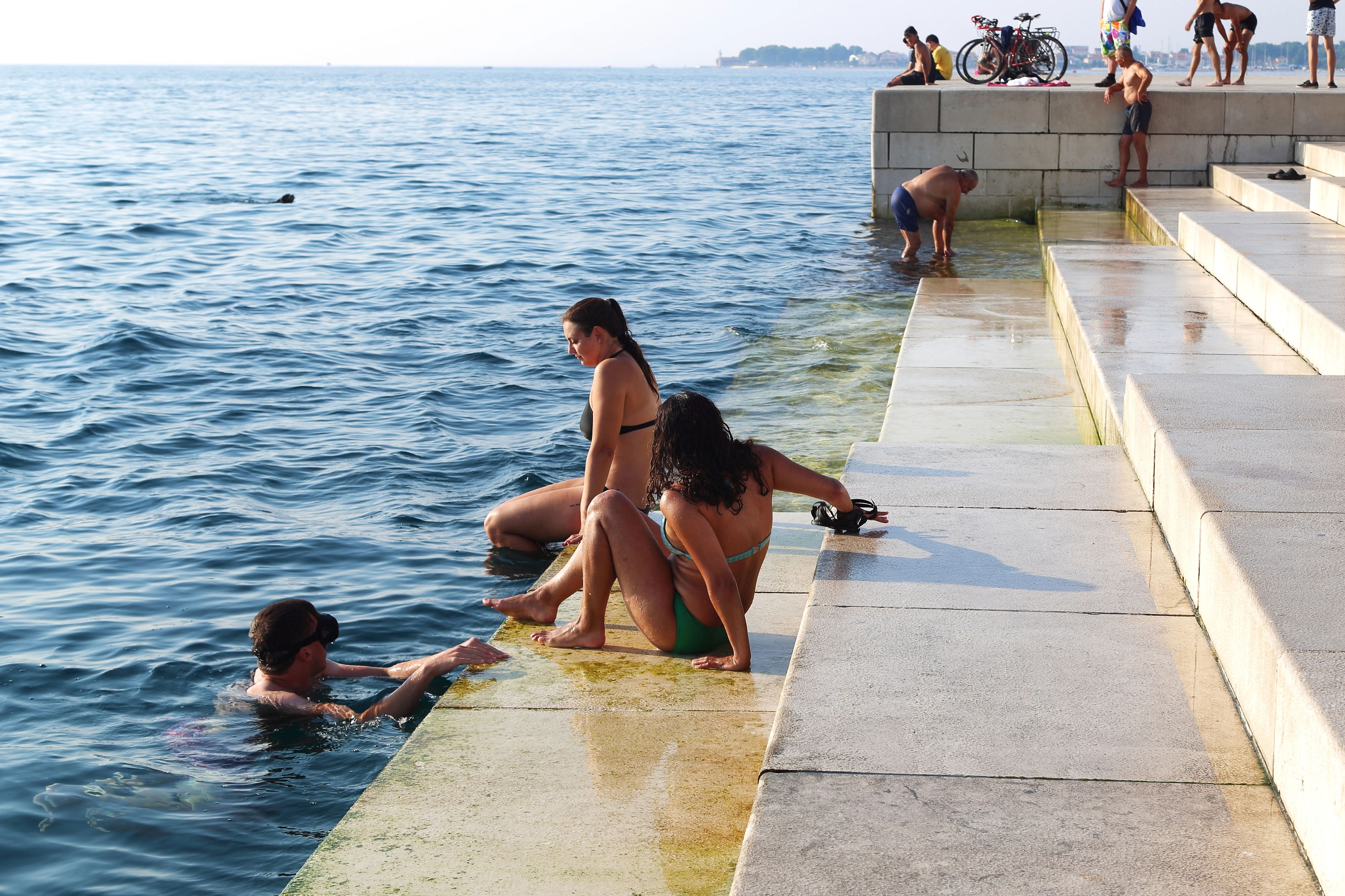 Urlauber genießen an der Uferpromenade in Zadar, Kroatien, einen warmen Herbstabend. Archivbild