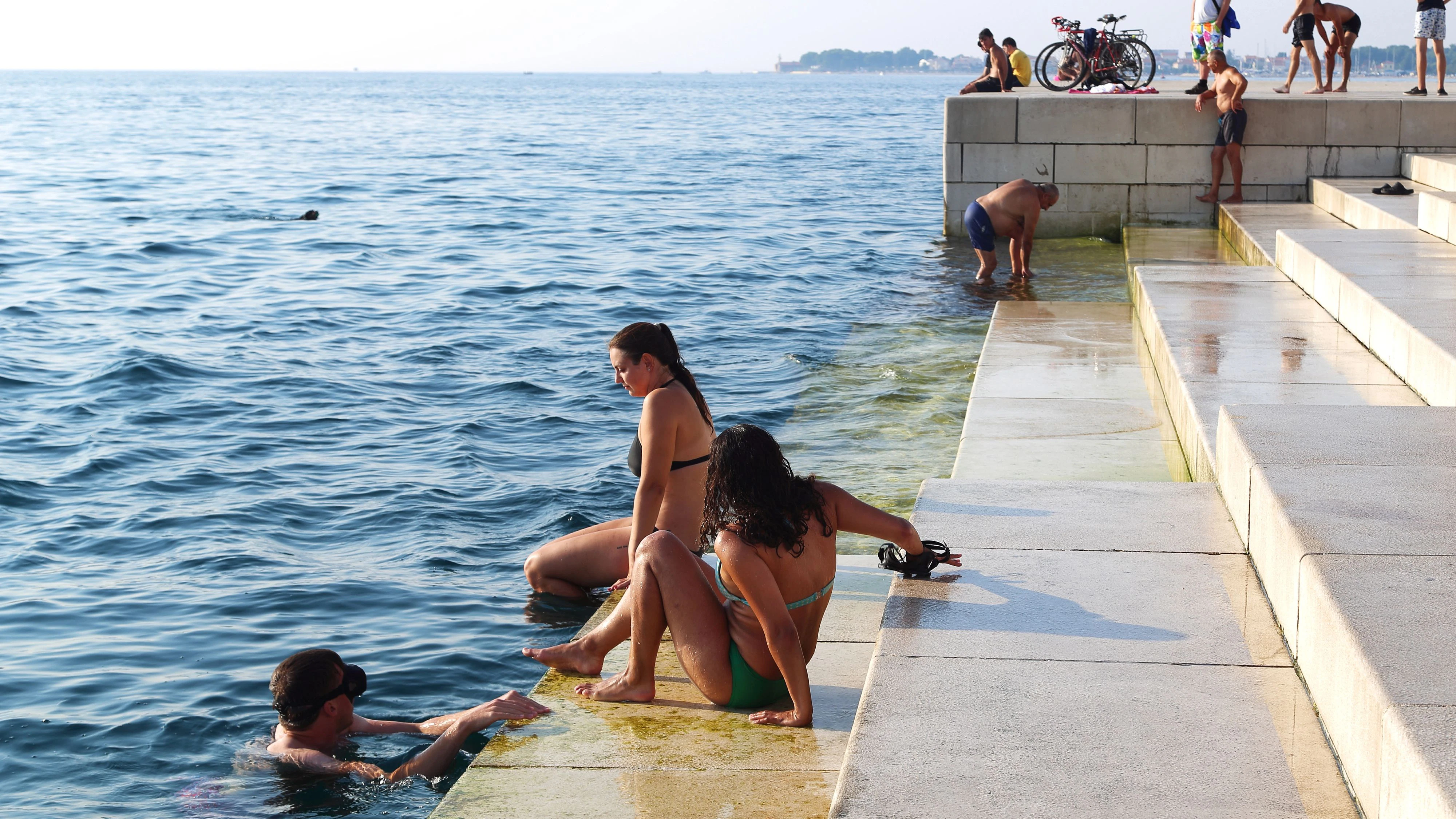 Urlauber genießen an der Uferpromenade in Zadar, Kroatien, einen warmen Herbstabend. Archivbild