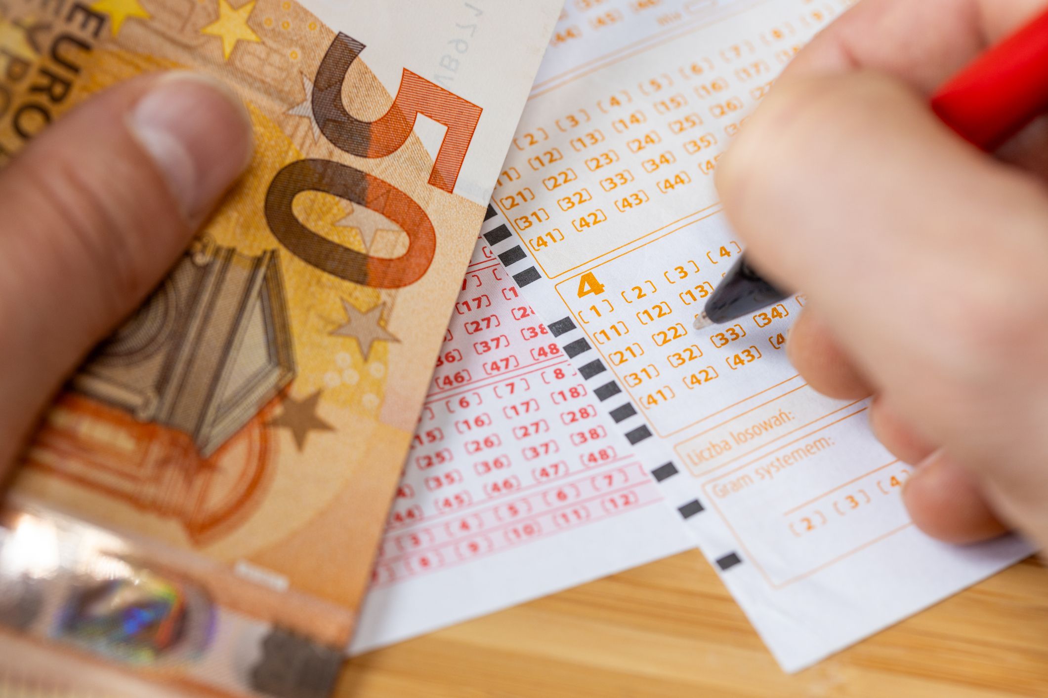 Er verdient Mindestlohn und will trotzdem auf den großen Sprung hoffen. Deshalb steckt er jeden Monat maximal 10 Euro ins Lotto.