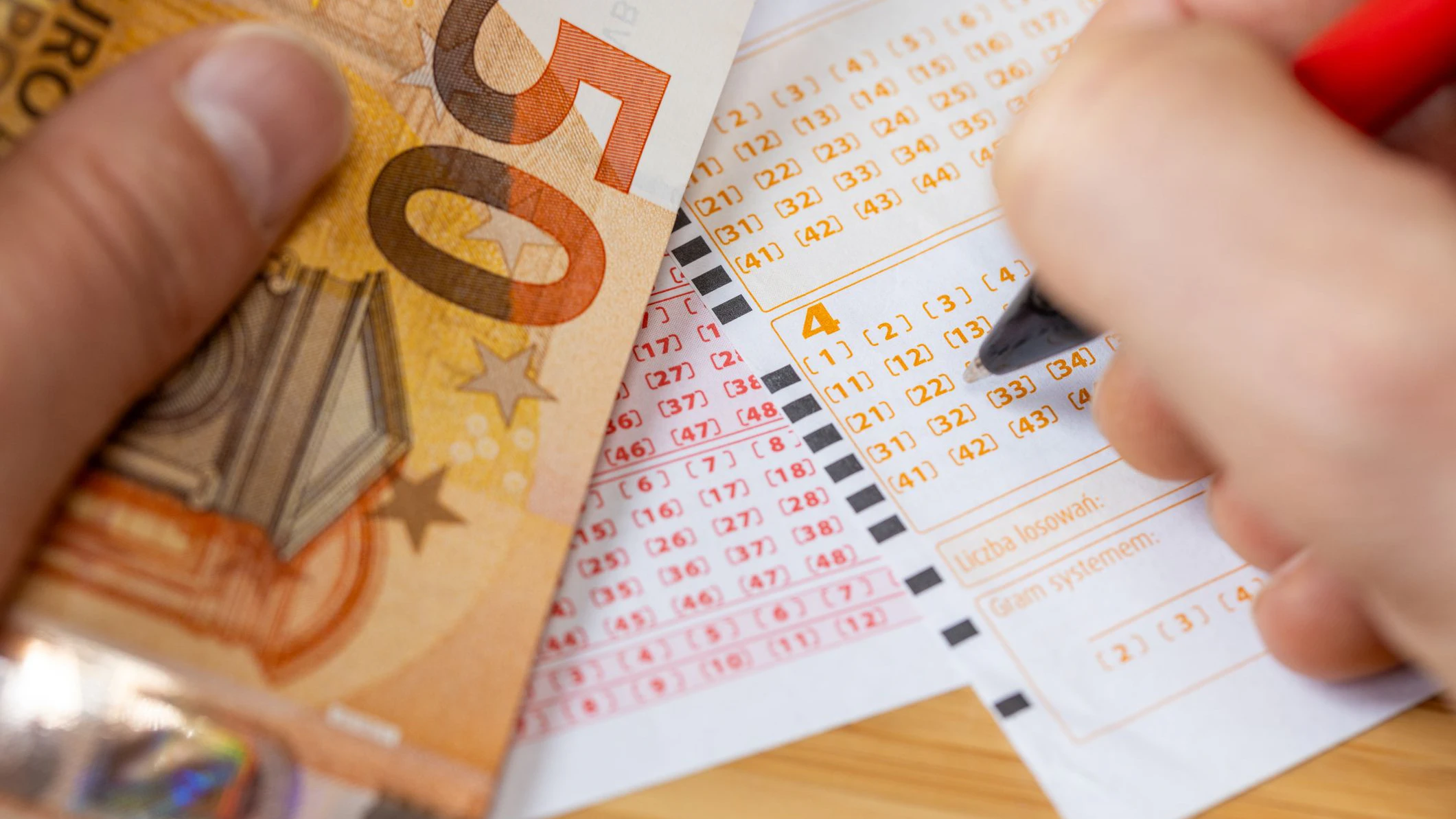 Er verdient Mindestlohn und will trotzdem auf den großen Sprung hoffen. Deshalb steckt er jeden Monat maximal 10 Euro ins Lotto.
