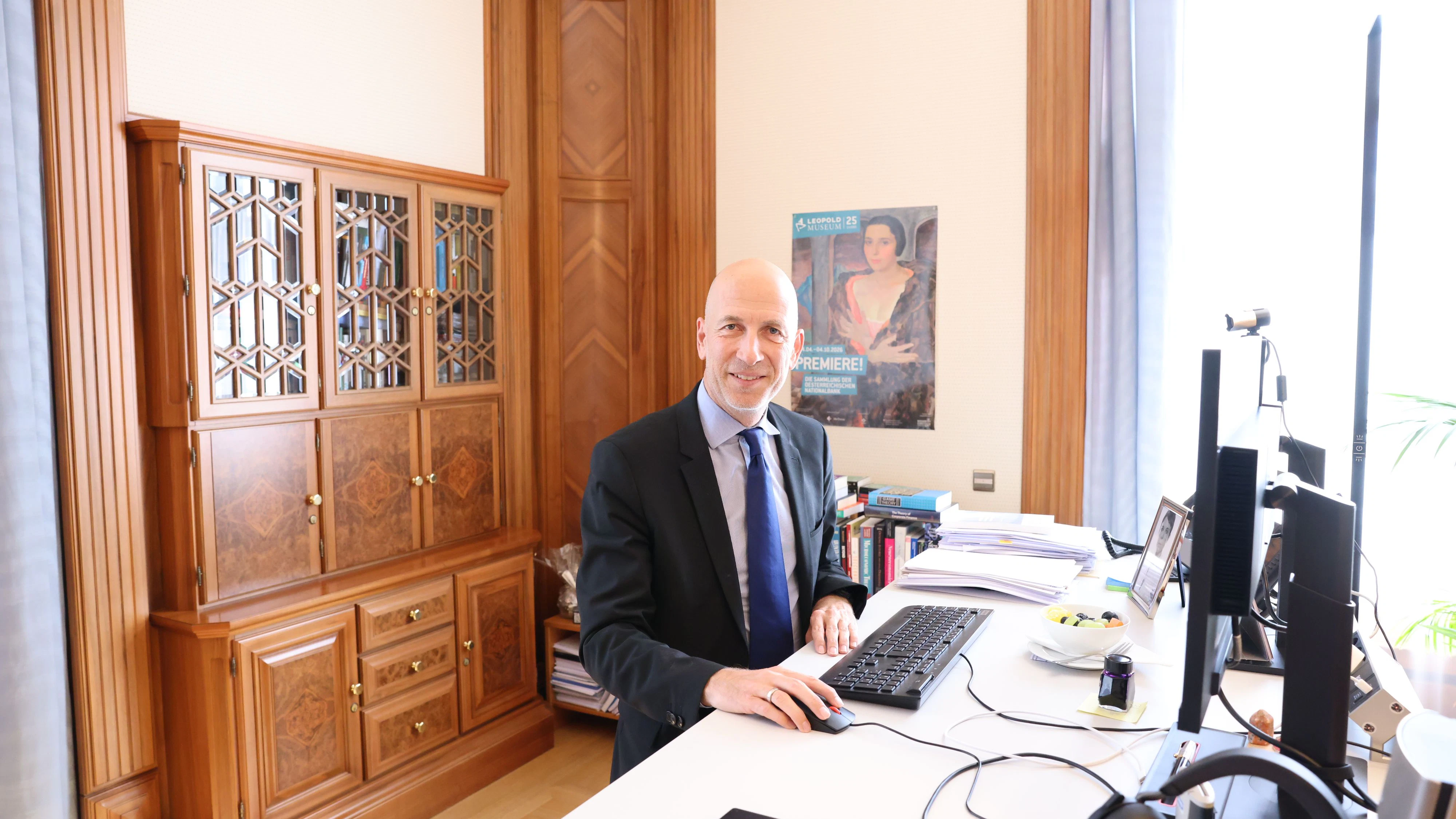 Martin Kocher am Steh-Schreibtisch in seinem Büro in der Oesterreichischen Nationalbank.