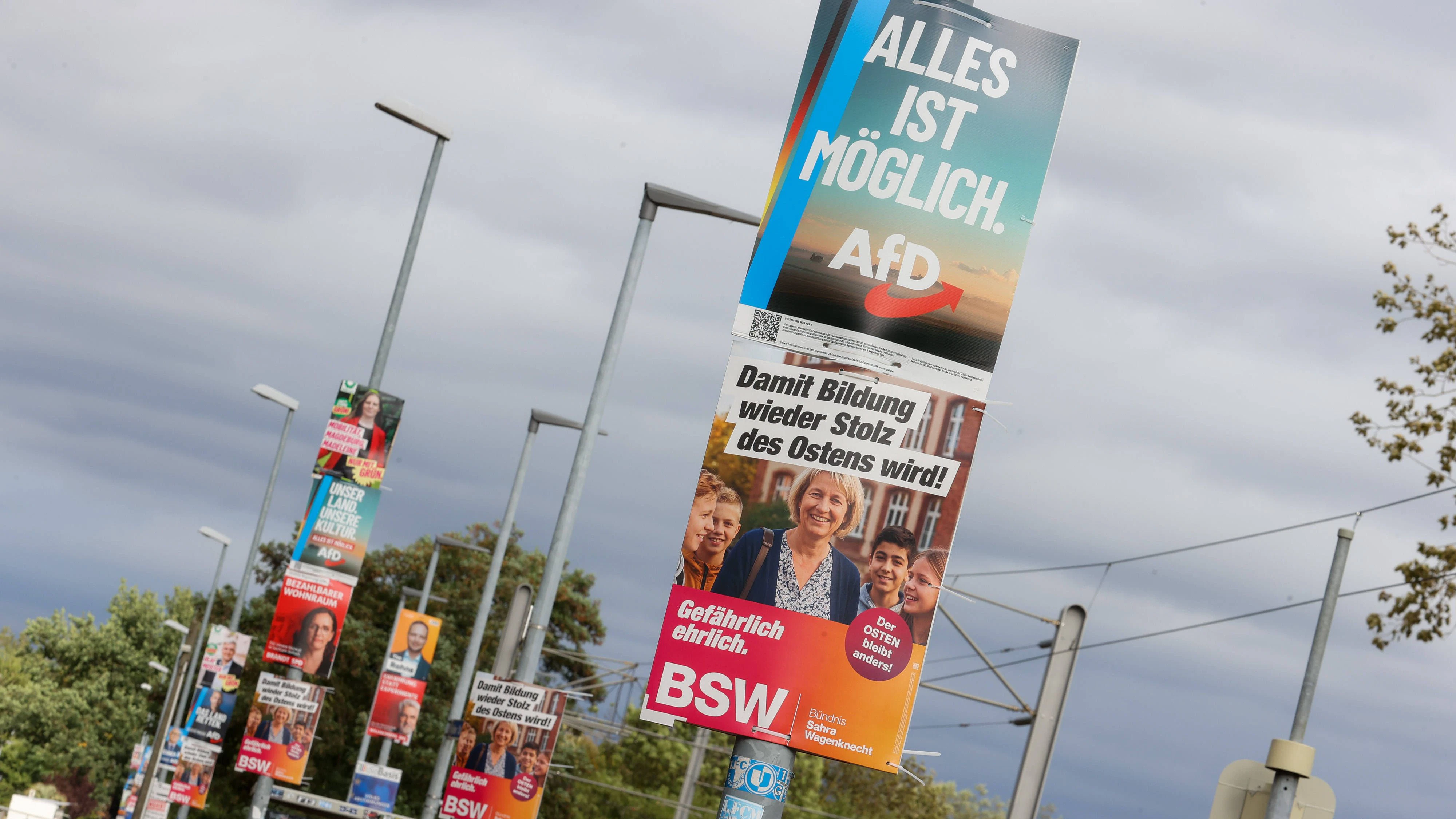 03.09.2026, xtgx, Politik, Landtagswahl 2026 in Sachsen-Anhalt. Symbolfoto, Symbolbild, Symbol, Wahlplakate, Plakate der Alternative für Deutschland, AfD und dem Bündnis Sahra Wagenknecht, BSW. Magdeburg *** September 3, 2026, xtgx, Politics, 2026 State Election in Saxony-Anhalt stock photo, stock image, symbol, campaign posters, posters of the Alternative for Germany AfD and the Sahra Wagenknecht Alliance BSW, Magdeburg