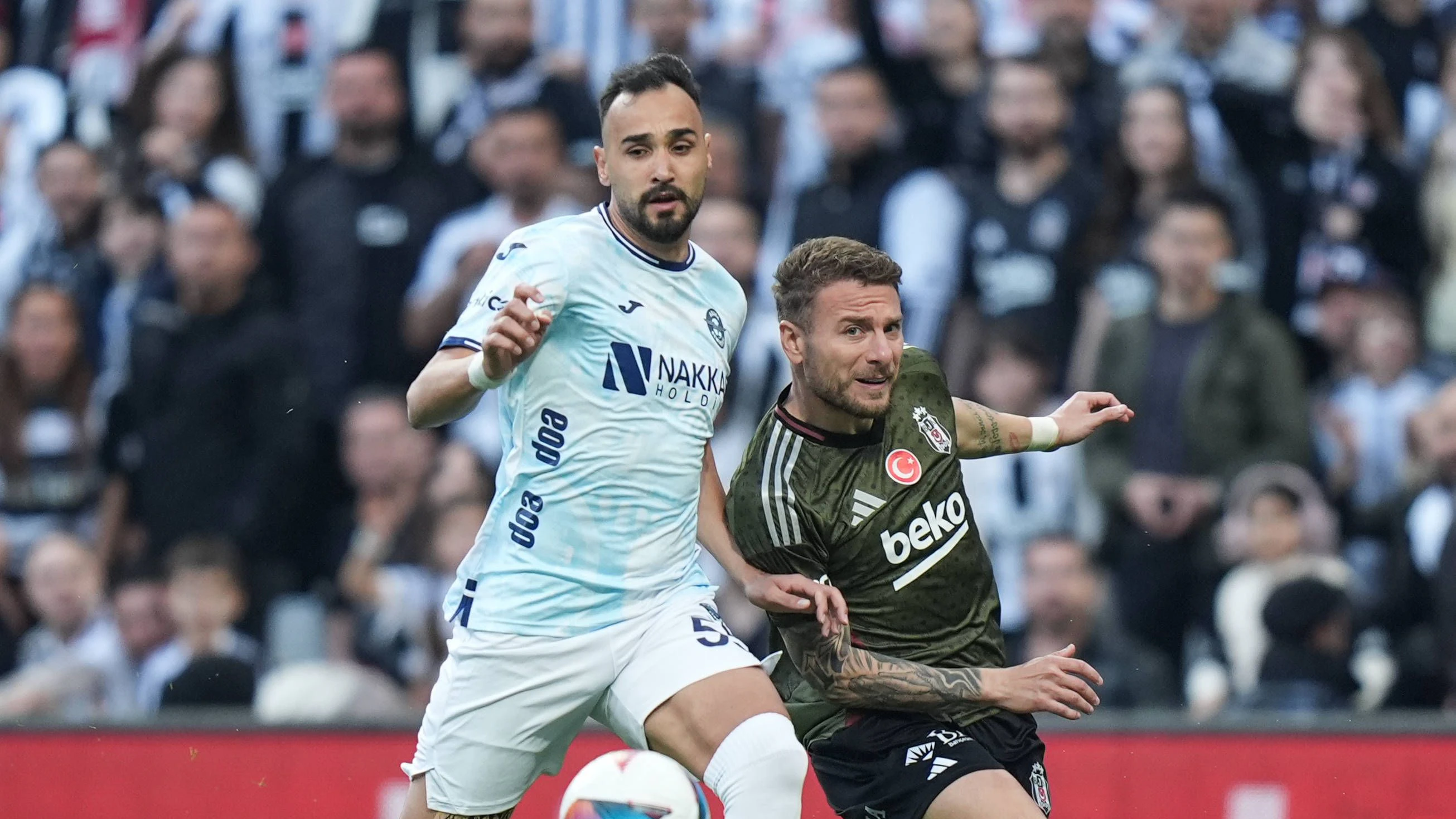 Tolga Kalender (l.) im Vorjahr noch im Zweikampf mit Ex-Italien-Teamstürmer Ciro Immobile.