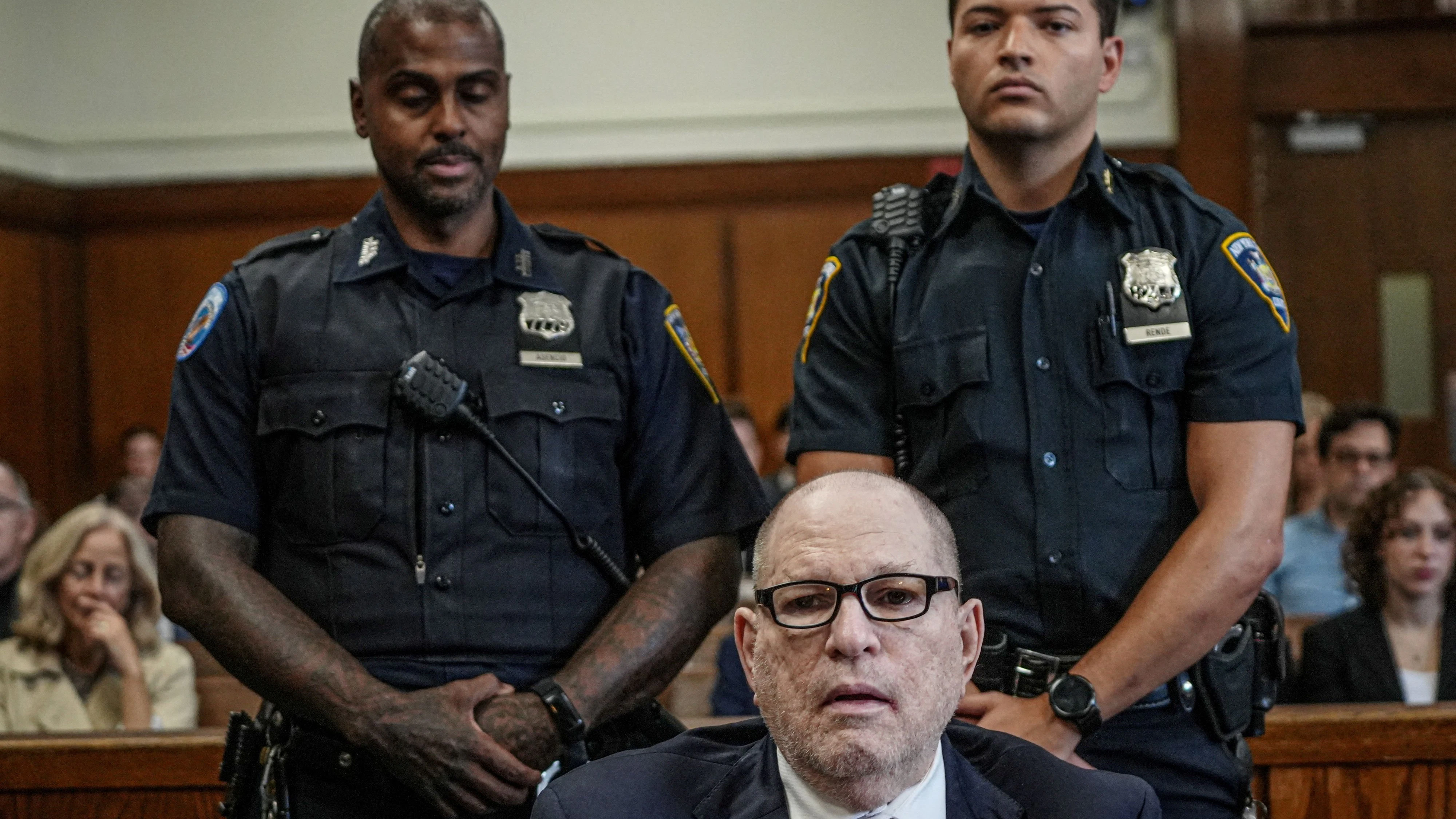 Schwer bewacht: Weinstein war bereits vor Jahren zu einer langen Freiheitsstrafe verurteilt worden, doch nach Verfahrensfehlern wurde das Verfahren neu aufgerollt.
