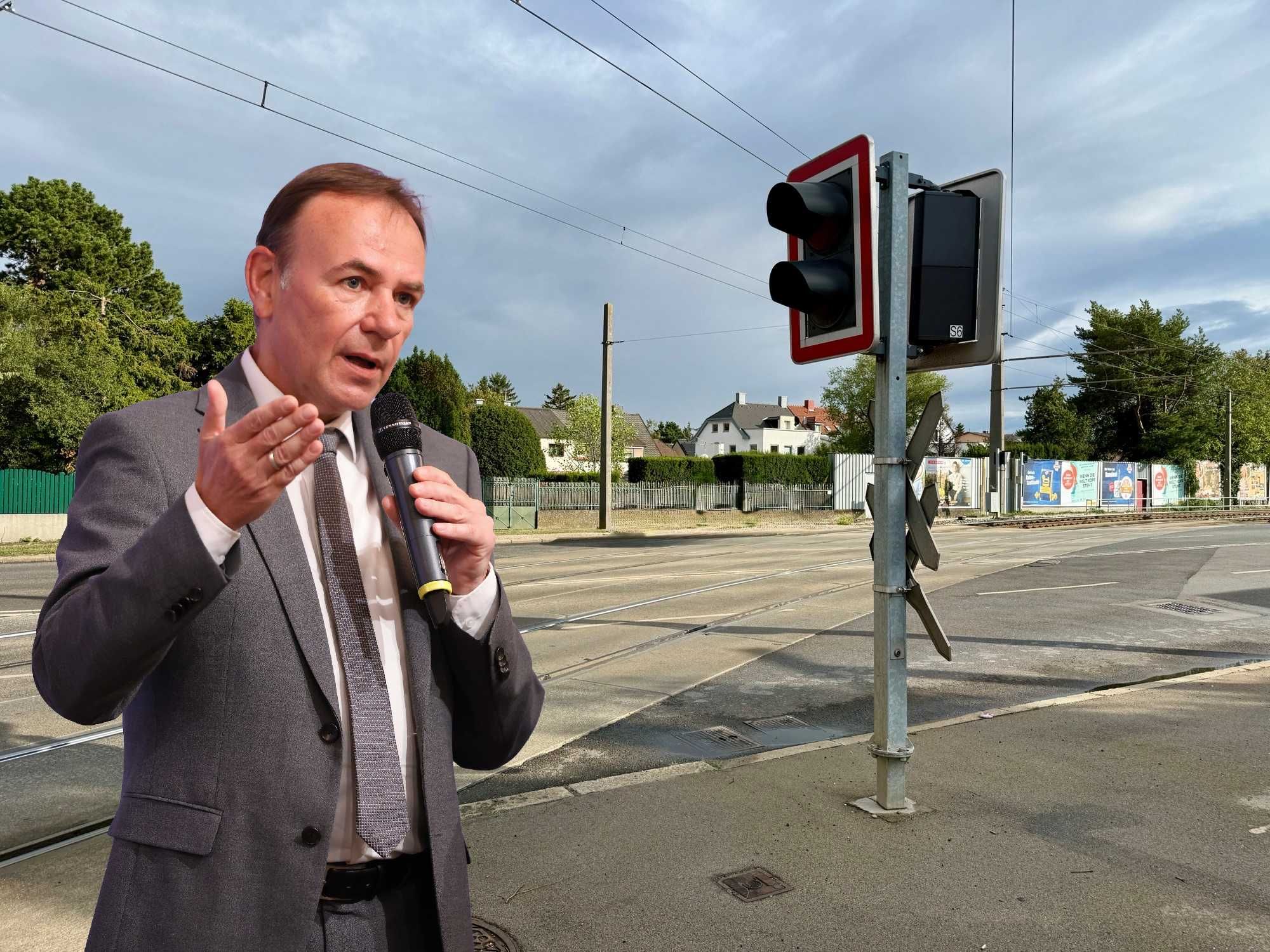 Bezirksvorsteher Gerald Bischof verkündete Aus für Glocke.
