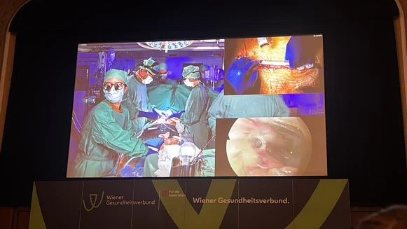 Mitten im Technischen Museum konnten Besucher live verfolgen, was zeitgleich in einem OP-Saal der Klinik Floridsdorf geschah.