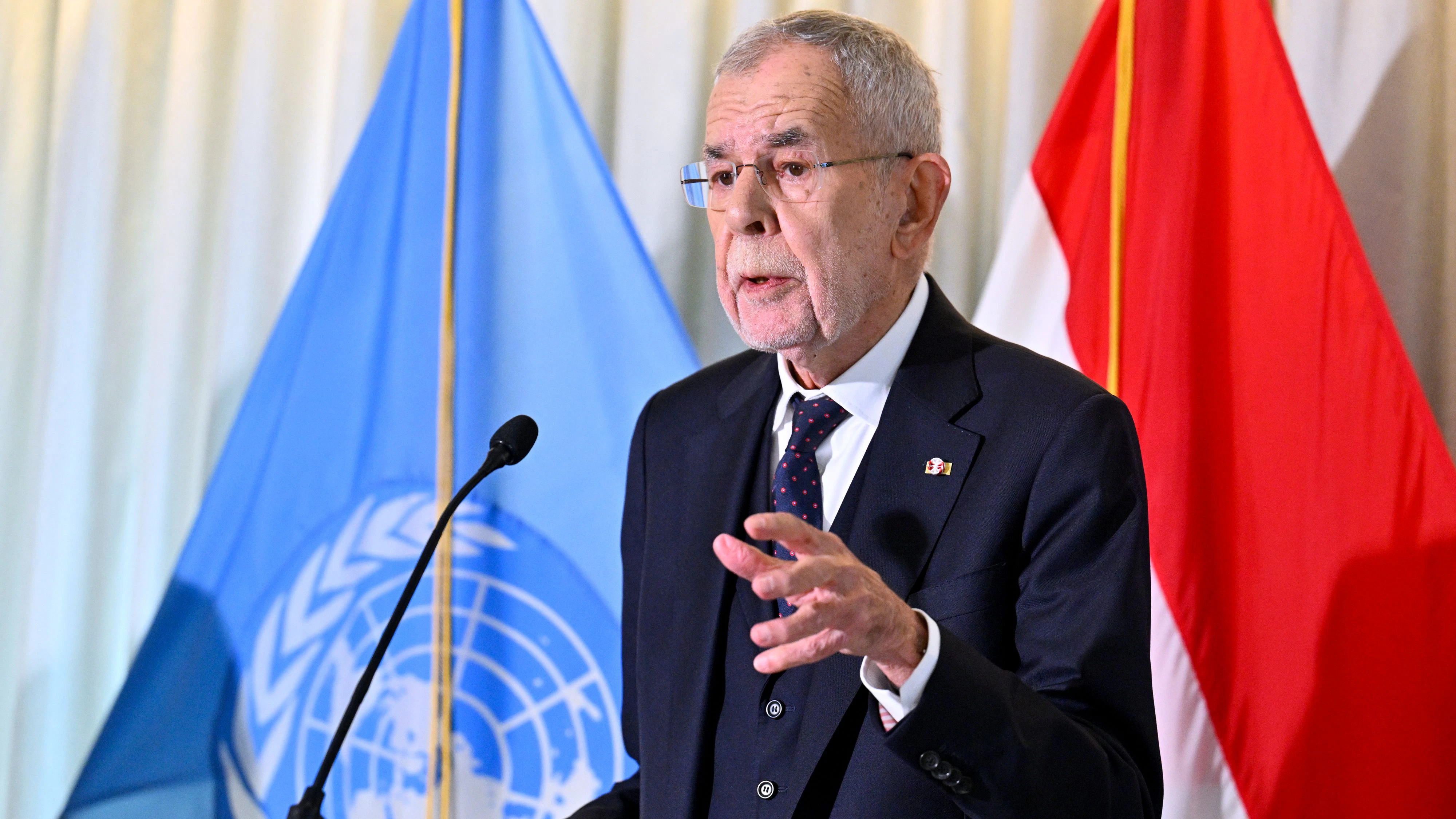 Bundespräsident Alexander Van der Bellen sieht sich mit scharfer Kritik konfrontiert.