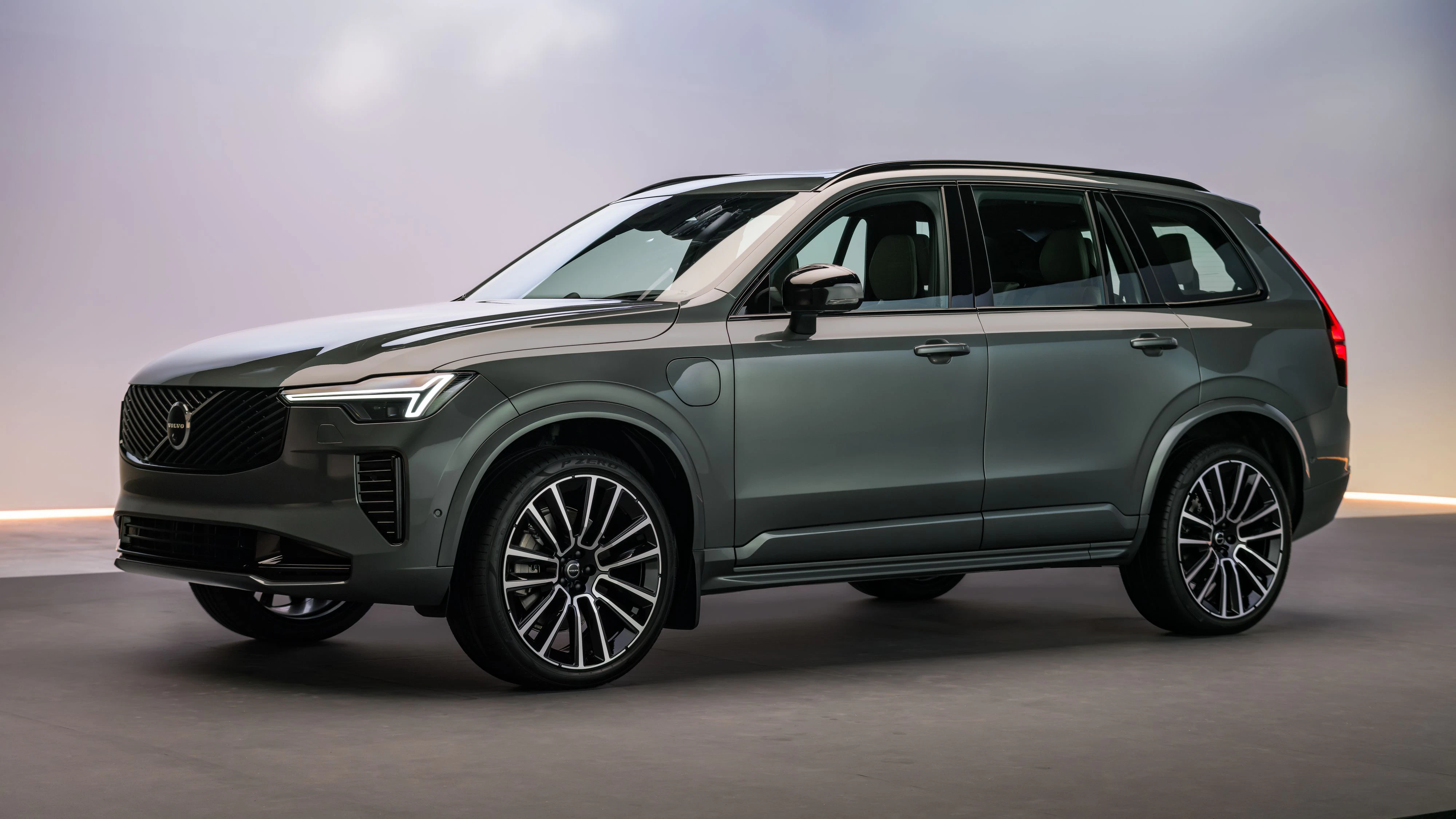 Volvo verpasst seinen Plug-in-Hybriden einen Reichweiten-Schub. Der XC60 schafft bis zu 200 Kilometer elektrisch, der größere XC90 kommt auf bis zu 164 Kilometer.