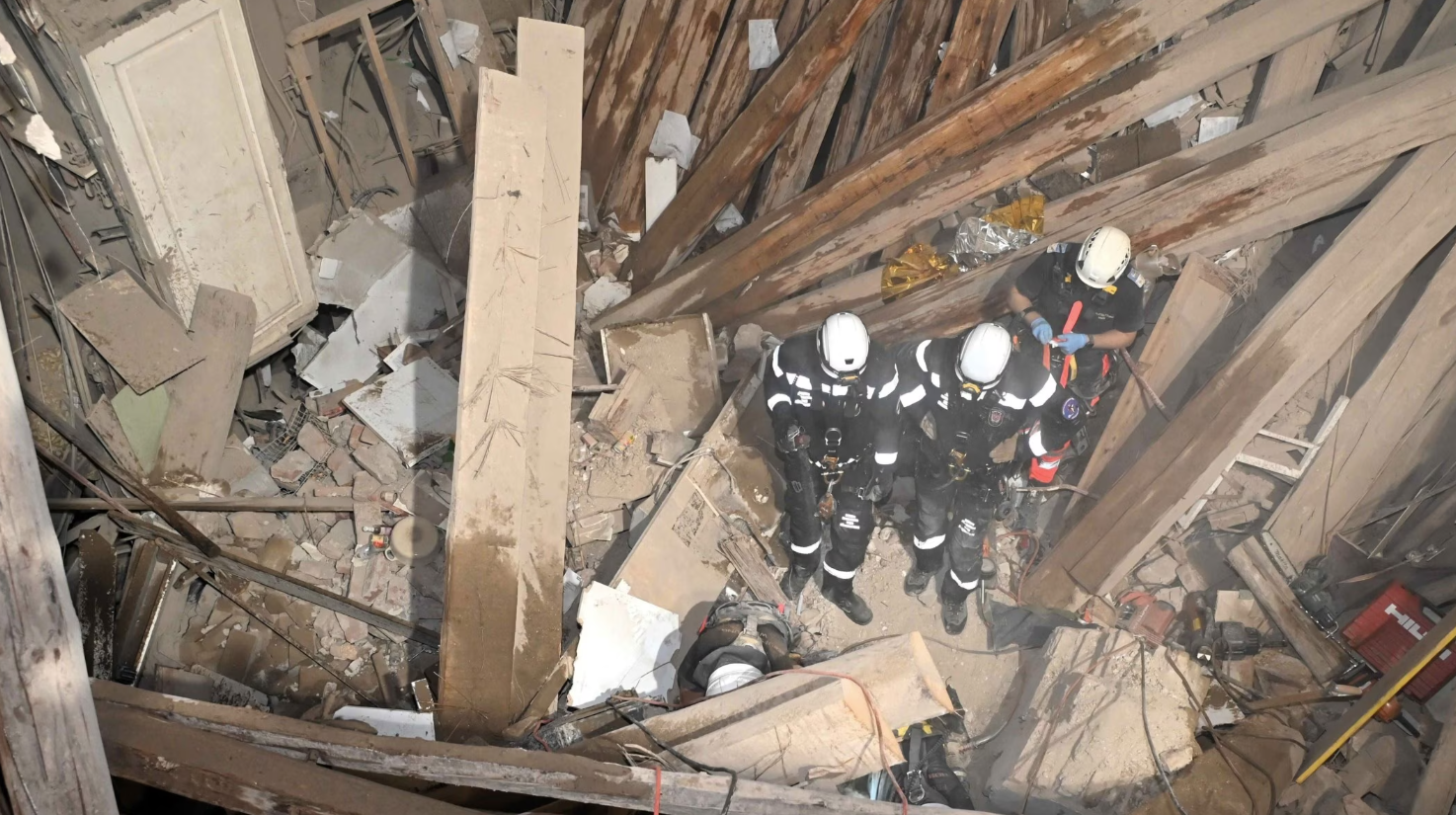 Die Einsatzkräfte fanden die Hausbewohnerin tot unter den Trümmern des Gebäudes.