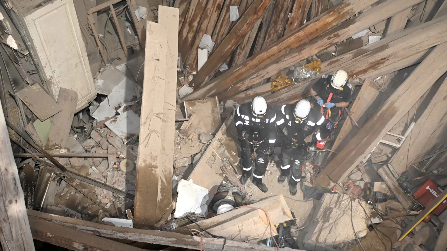 Die Einsatzkräfte fanden die Hausbewohnerin tot unter den Trümmern des Gebäudes.