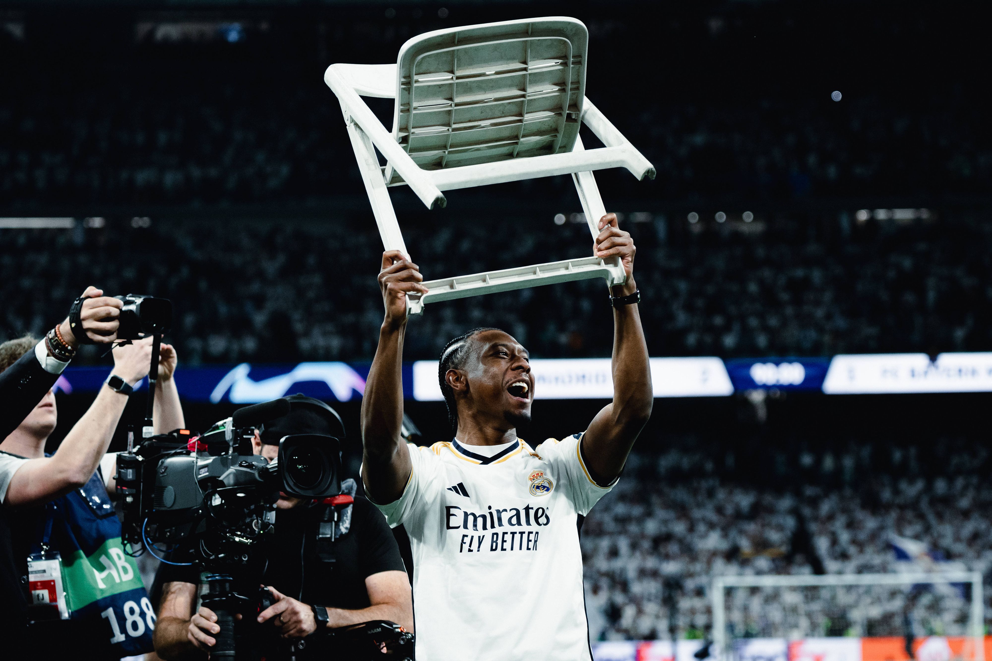 ÖFB-Star David Alaba streckt den Klappstuhl nach oben. 