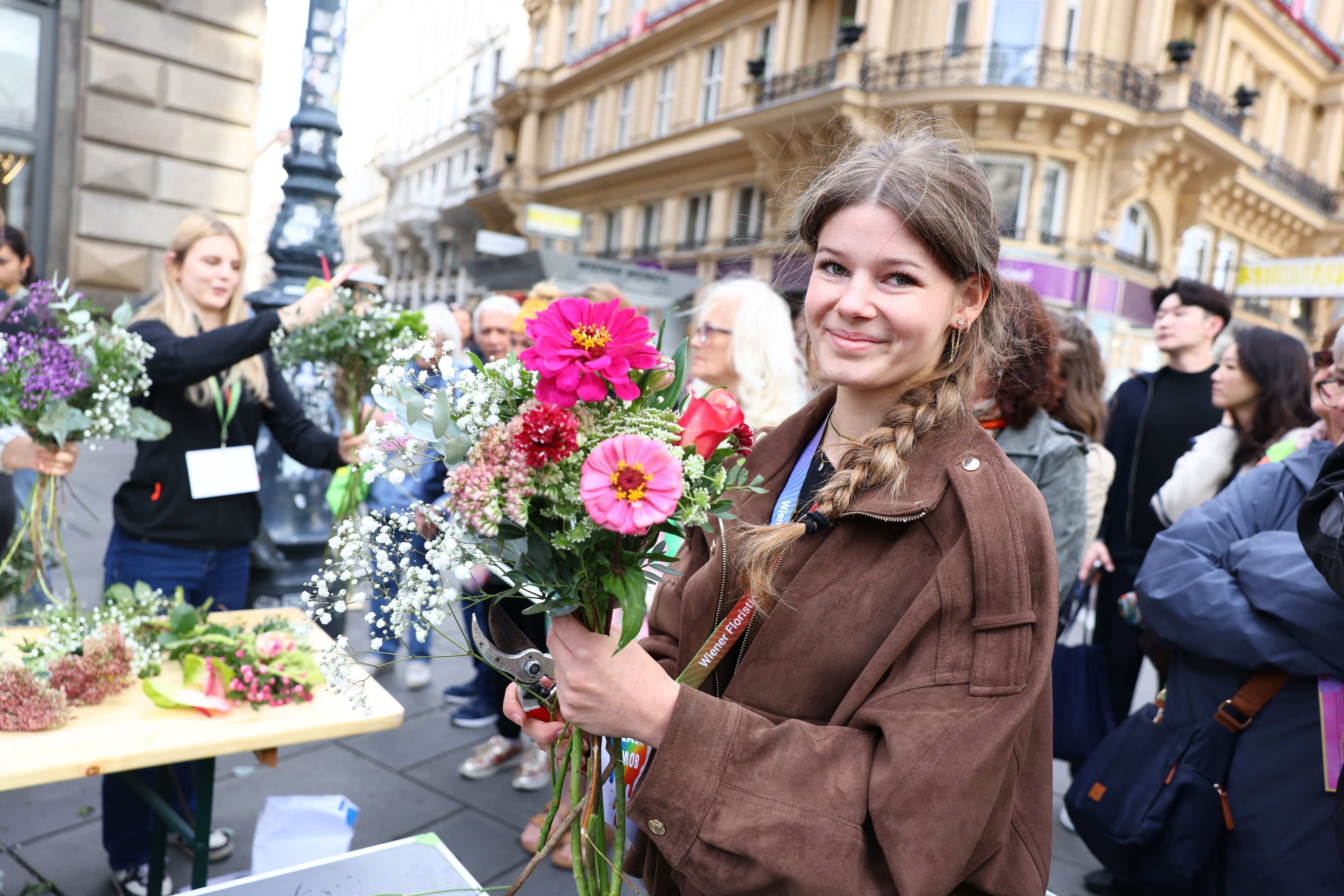 Floristinnen verschenkten Blumensträuße an Passanten