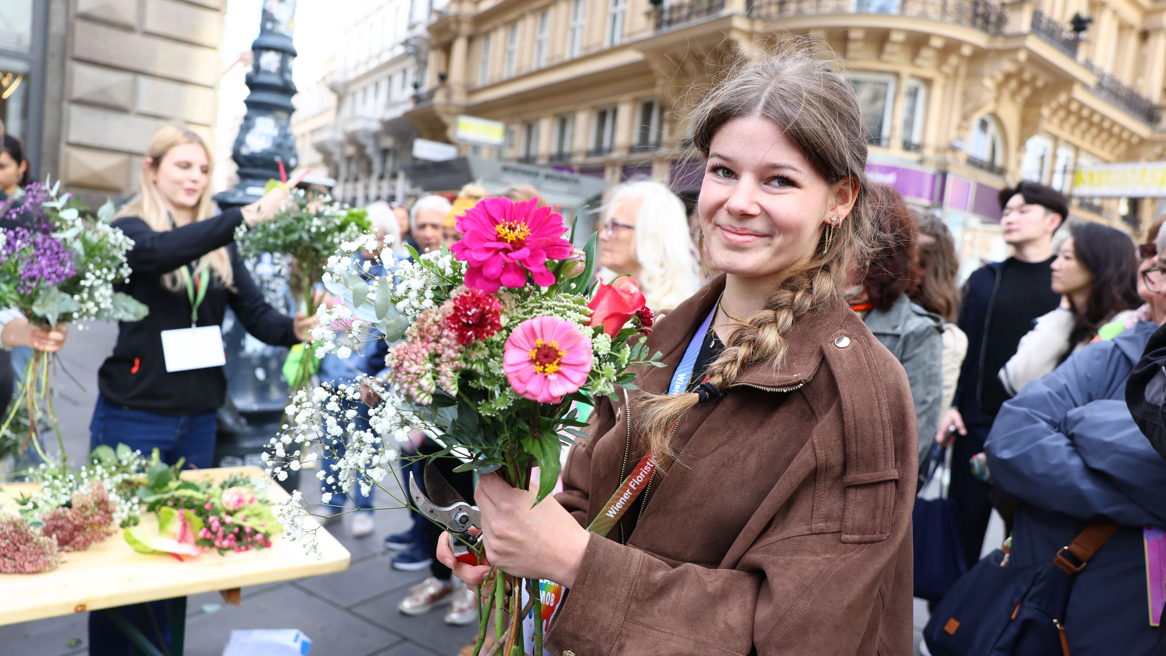 Floristinnen verschenkten Blumensträuße an Passanten