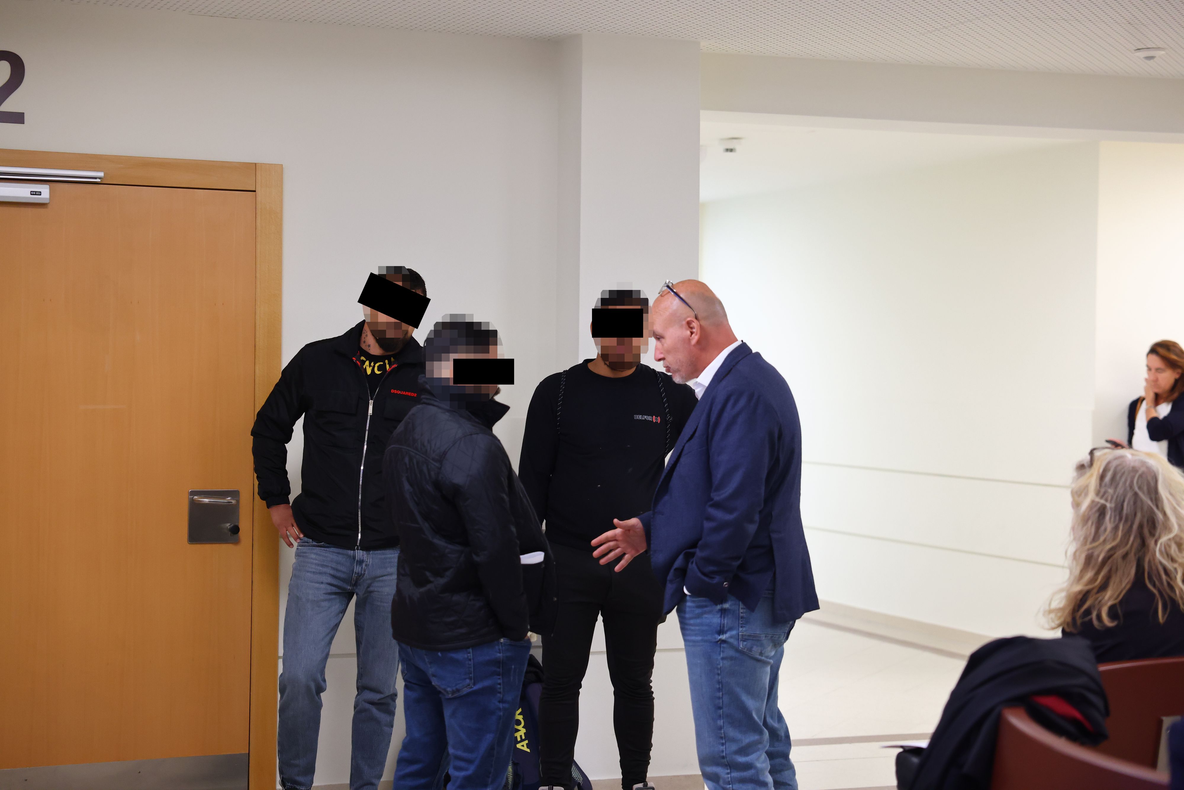 Unter Verdacht: die Angeklagten vor der Verhandlung mit Anwalt Andreas Schweitzer.