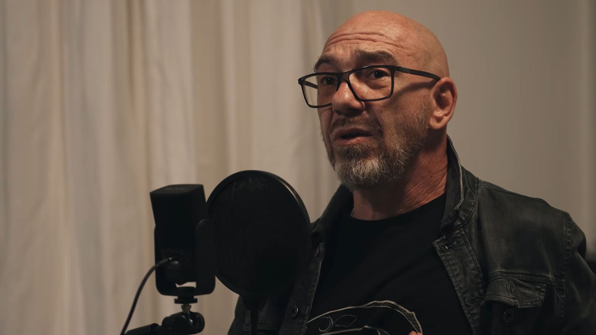 Roman Gregory spricht in einem Podcast über seine traumatische Kindheit.
