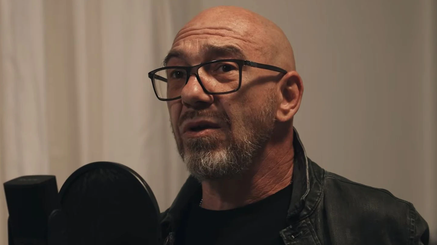 Roman Gregory spricht in einem Podcast über seine traumatische Kindheit.