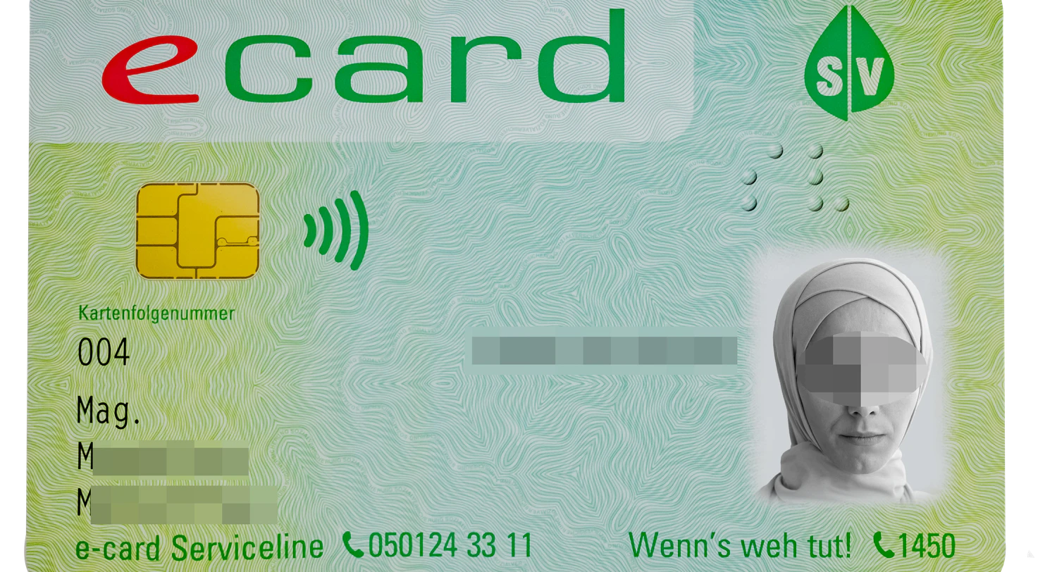 Auffällige Foto-Verwechslung: Auf der E-Card ist eine Frau mit Kopftuch statt dem Mann zu sehen.