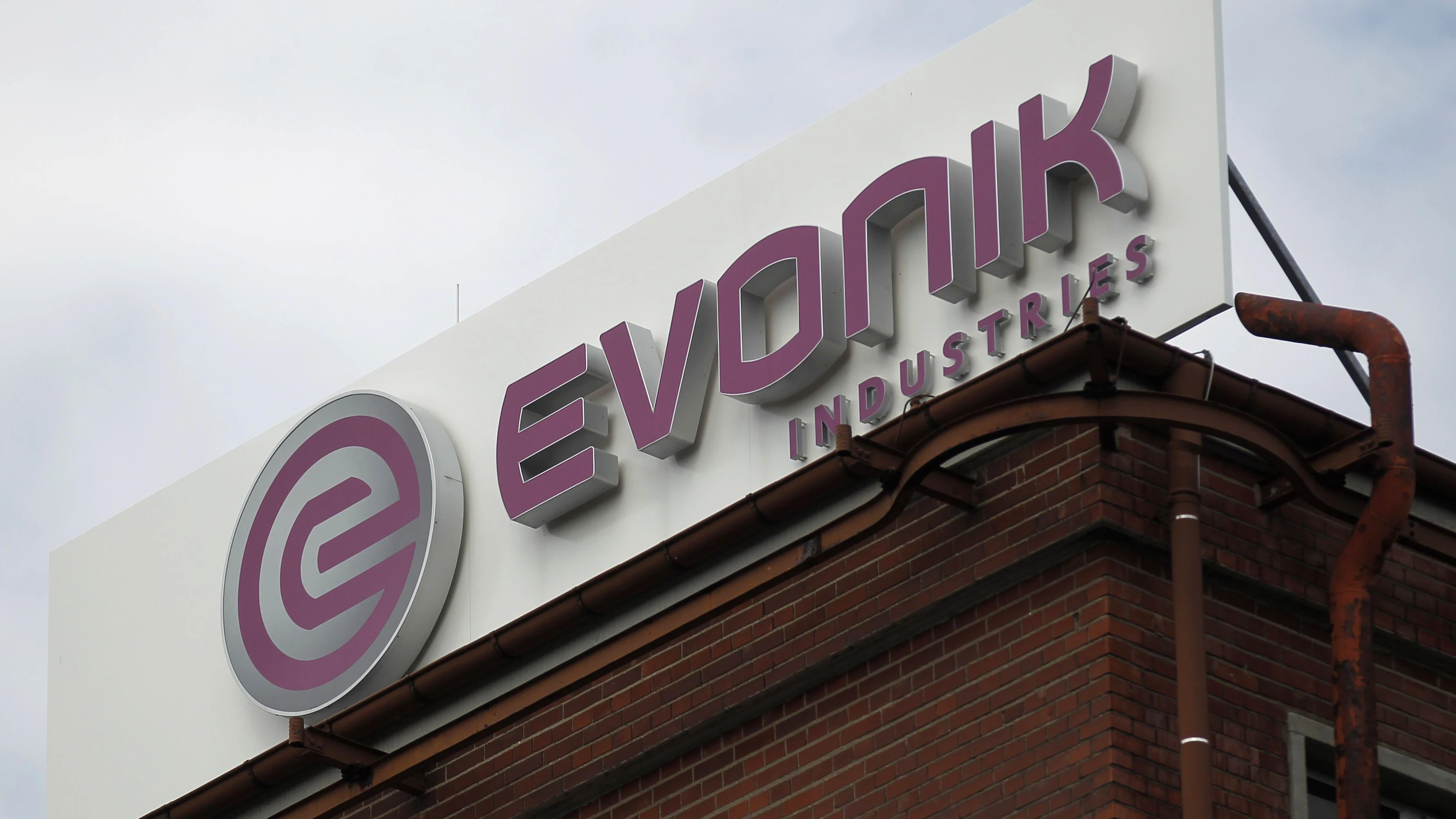 The logo of the German chemical company Evonik Industries is pictured at a factory in Darmstadt June 18, 2012. The owners of Evonik scrapped plans for what could have been Europe's biggest initial public offering (IPO) in more than a year and said it would only resume efforts for a listing if markets recover. REUTERS/Alex Domanski (GERMANY - Tags: BUSINESS LOGO SCIENCE TECHNOLOGY)