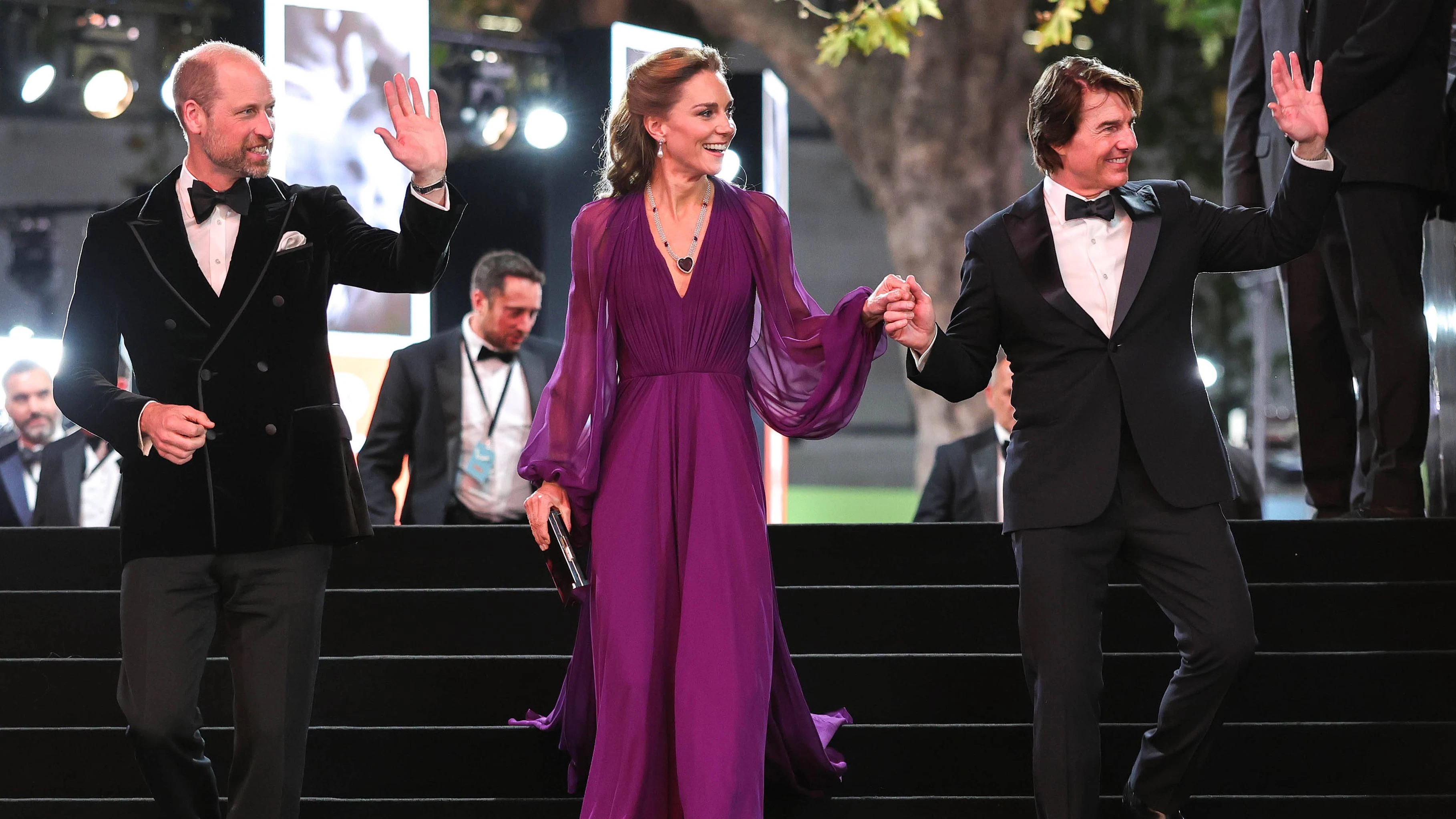 Eine kleine Geste, die das Netz zum Schmelzen bringt: Bei der Weltpremiere seines neuen Films "Digger" am Dienstagabend in London reichte Tom Cruise Prinzessin Kate galant die Hand und führte sie die Treppe zum Kino hinunter.