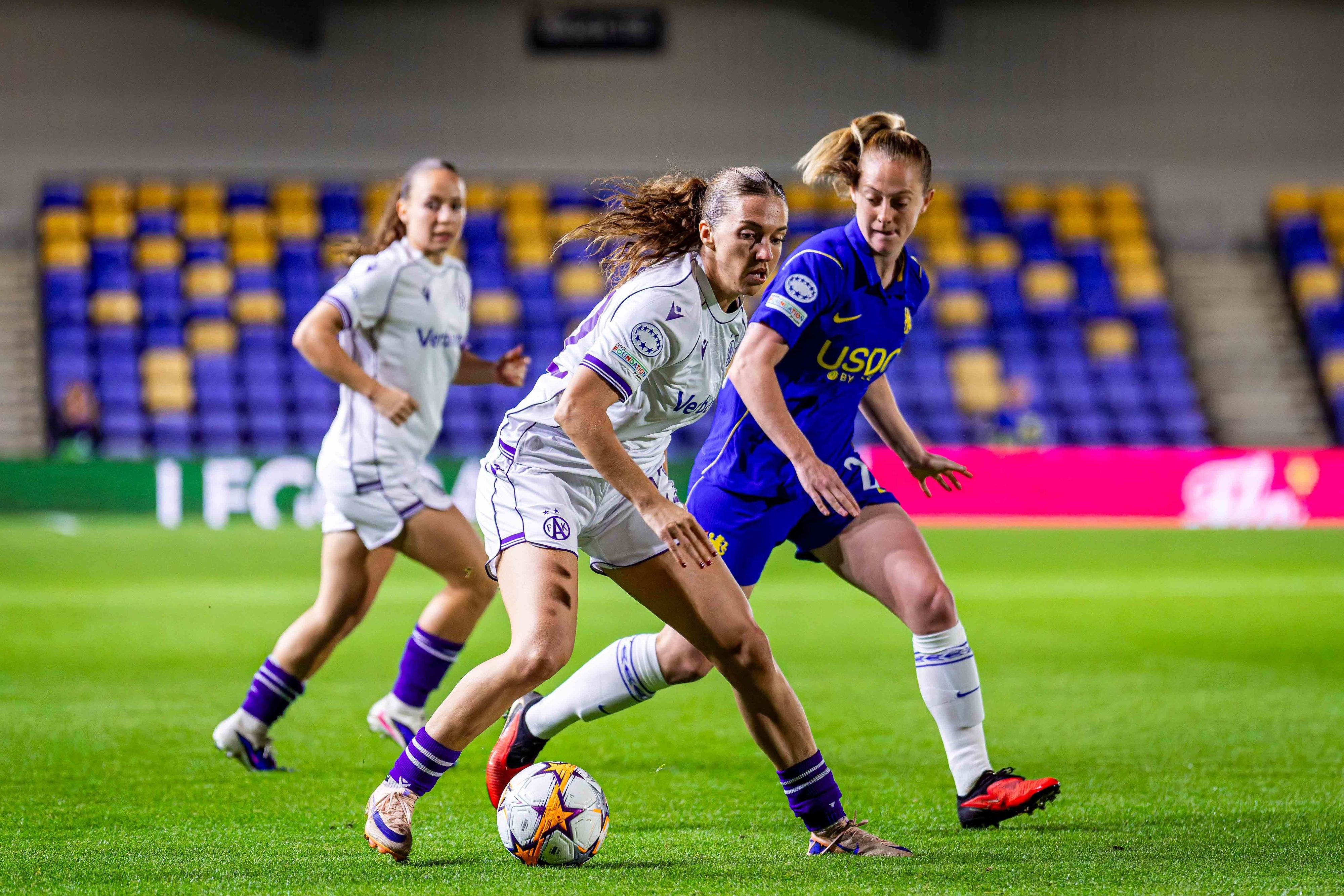Austrias Modesta Uka im Zweikampf mit Keira Walsh von Chelsea