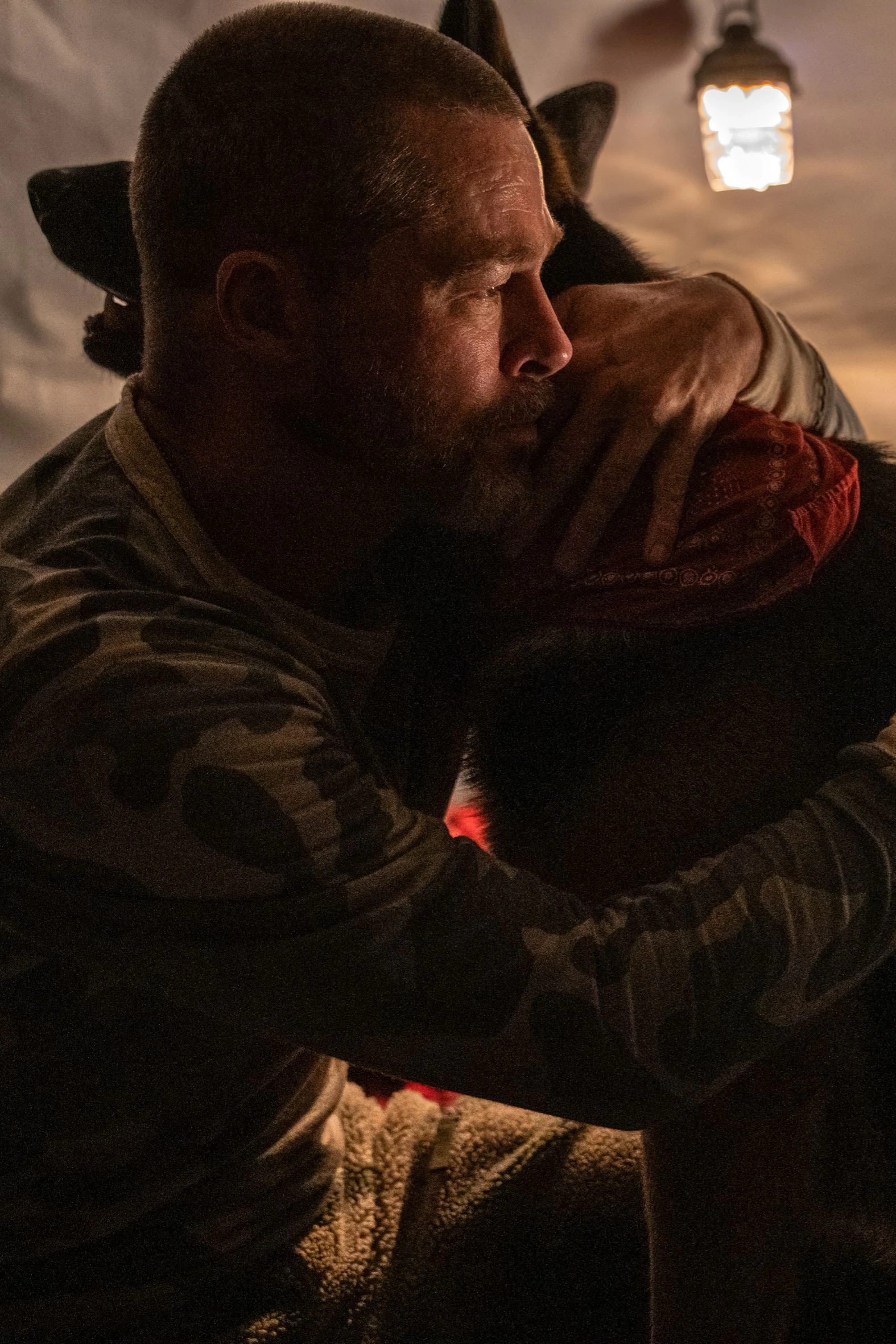 James Belmont (Brad Pitt) und sein treuer Gefährte Odin sind schon in unzähligen Situationen füreinander eingestanden: "Eiserne Wildnis – Heart of the Beast"