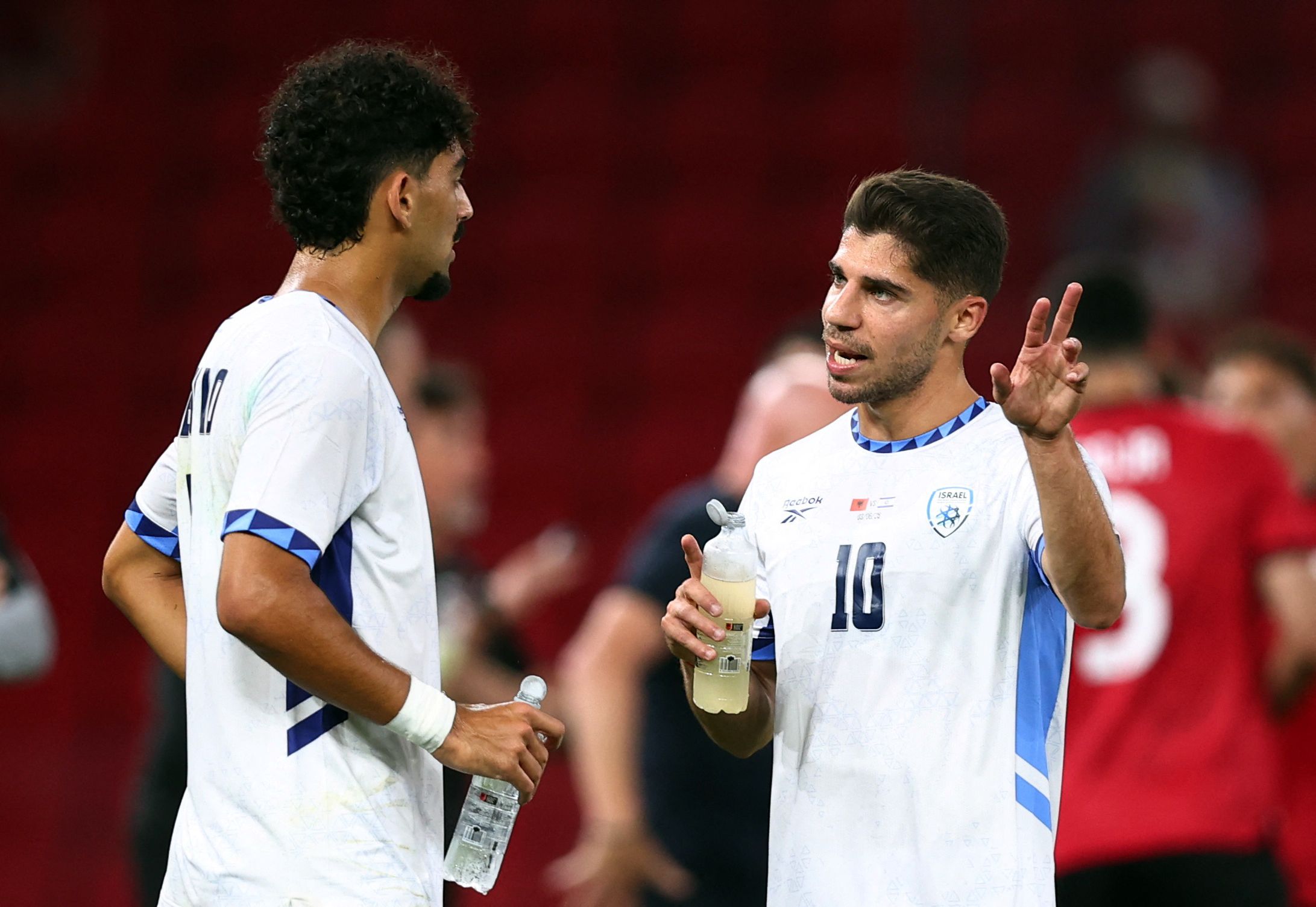 Israel-Star Manor Solomon (r.) von West Ham