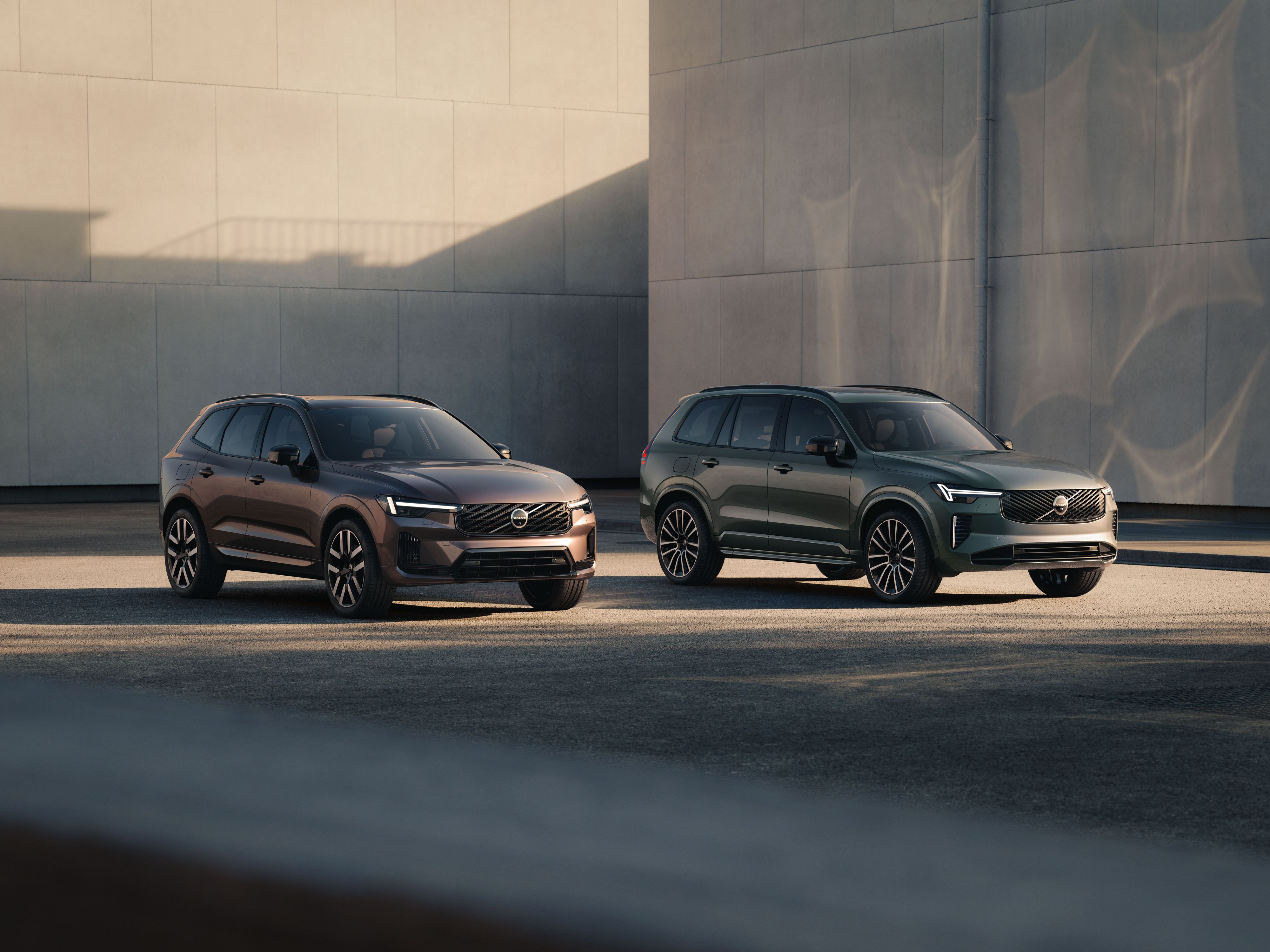 Der XC60 (li.) schafft bis zu 200 Kilometer elektrisch, der größere XC90 kommt auf bis zu 164 Kilometer.