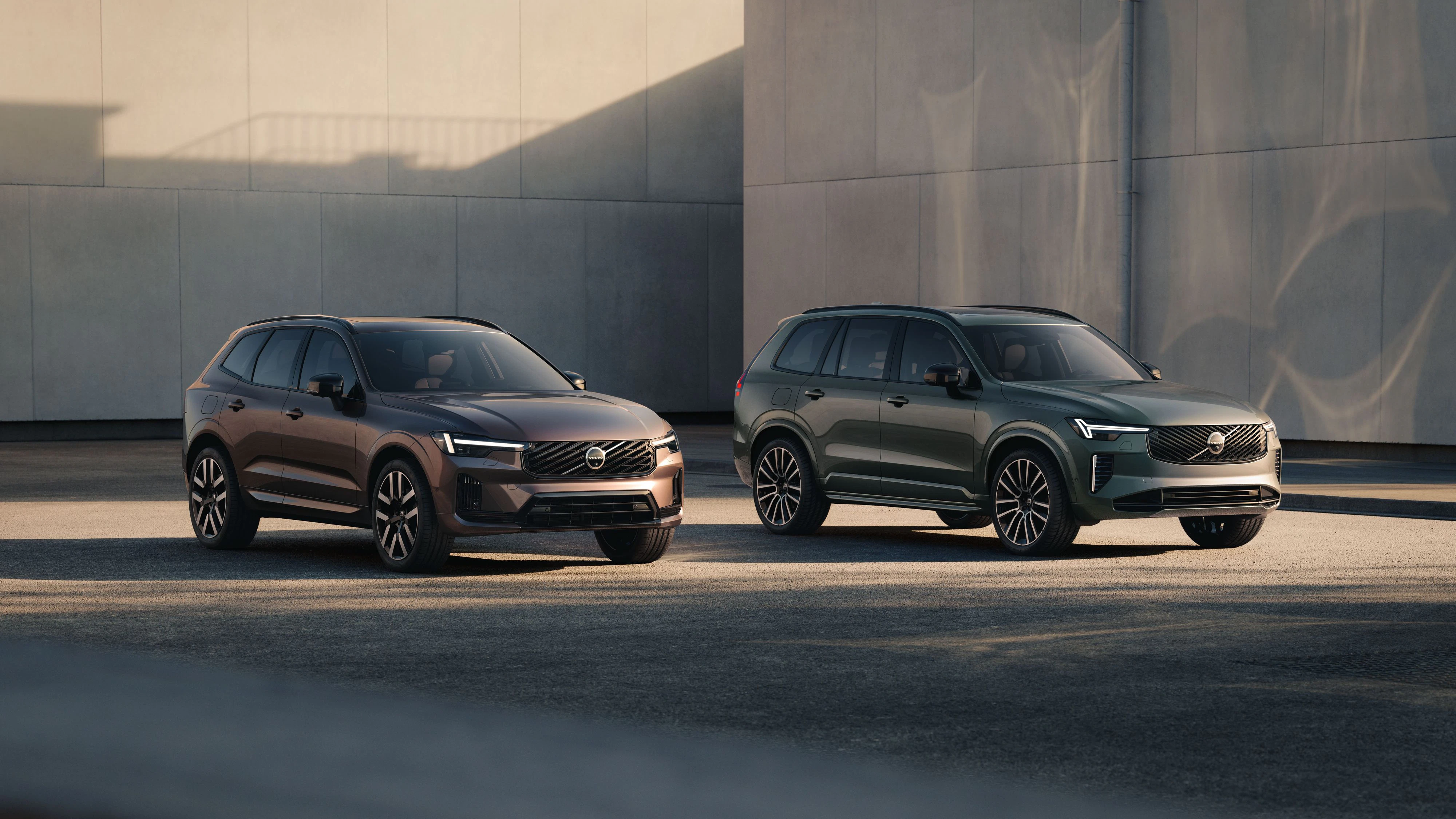 Volvo verpasst seinen Plug-in-Hybriden einen Reichweiten-Schub. Der XC60 schafft bis zu 200 Kilometer elektrisch, der größere XC90 kommt auf bis zu 164 Kilometer.