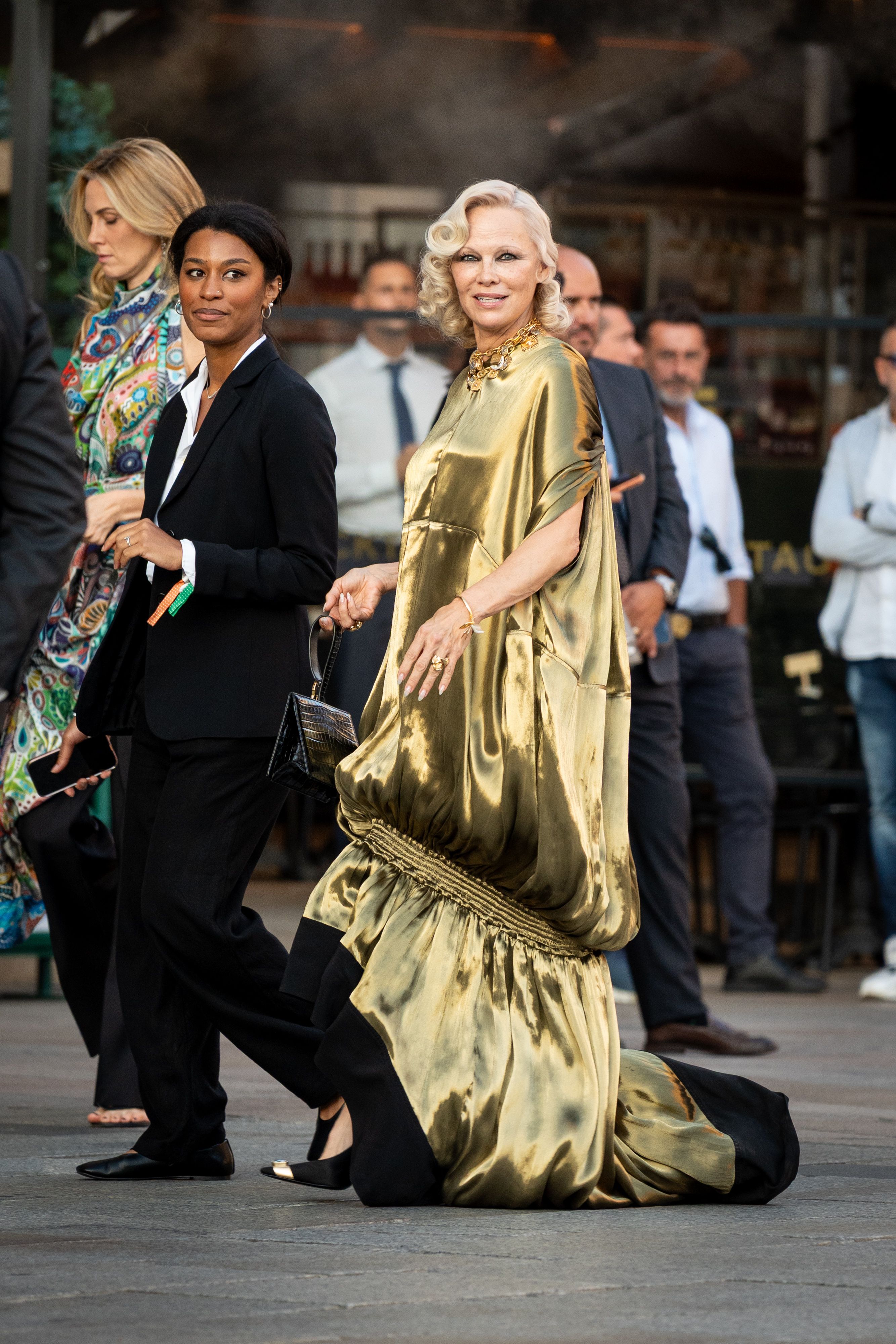 Heute.at - Pamela Anderson bricht in Mailand ihre Regel