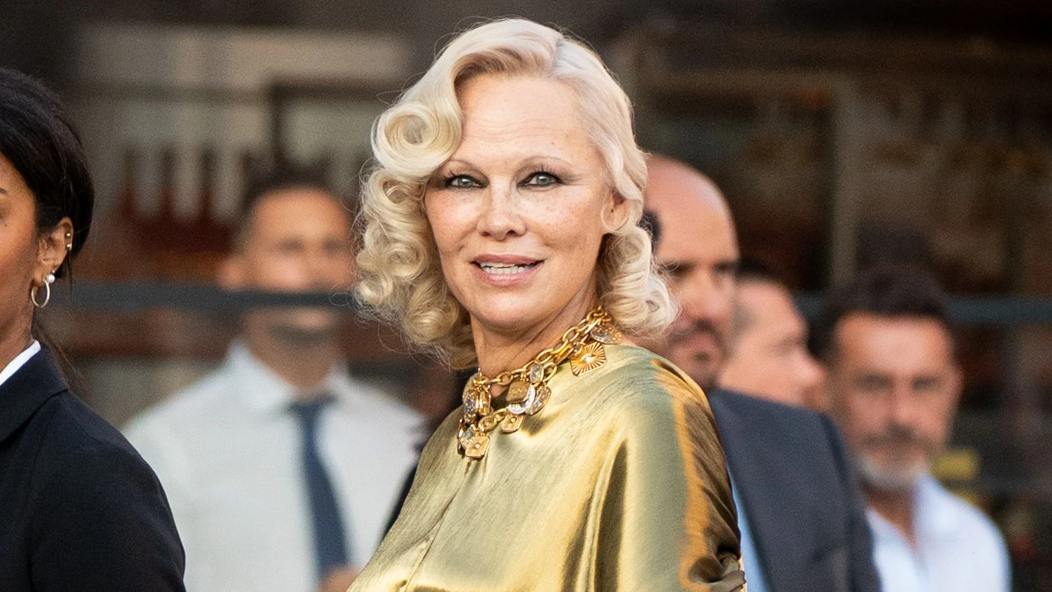 Heute.at - Pamela Anderson bricht in Mailand ihre Regel