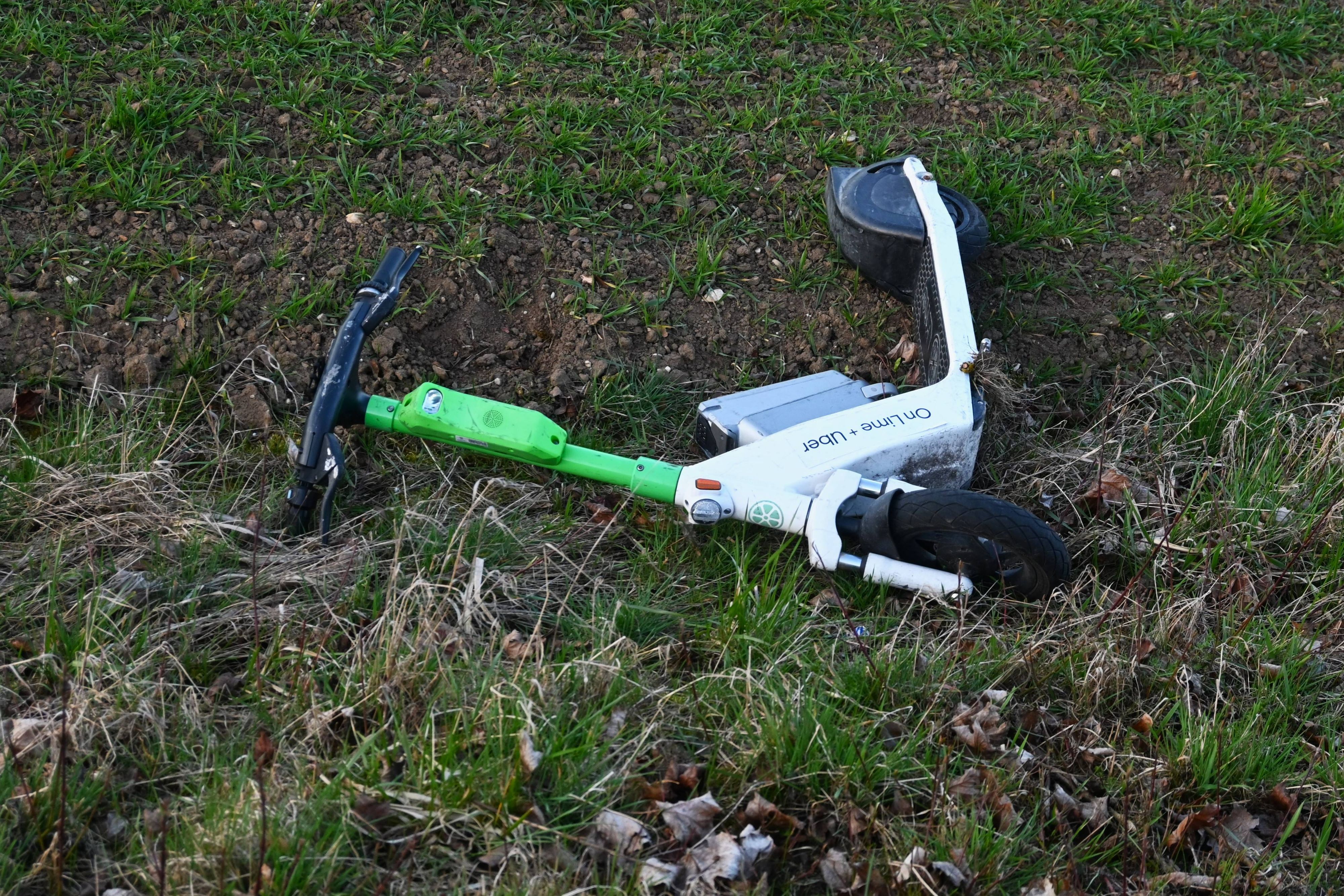 Bei dem Unfall mit einem E-Scooter wurde ein 51-Jähriger schwer verletzt.