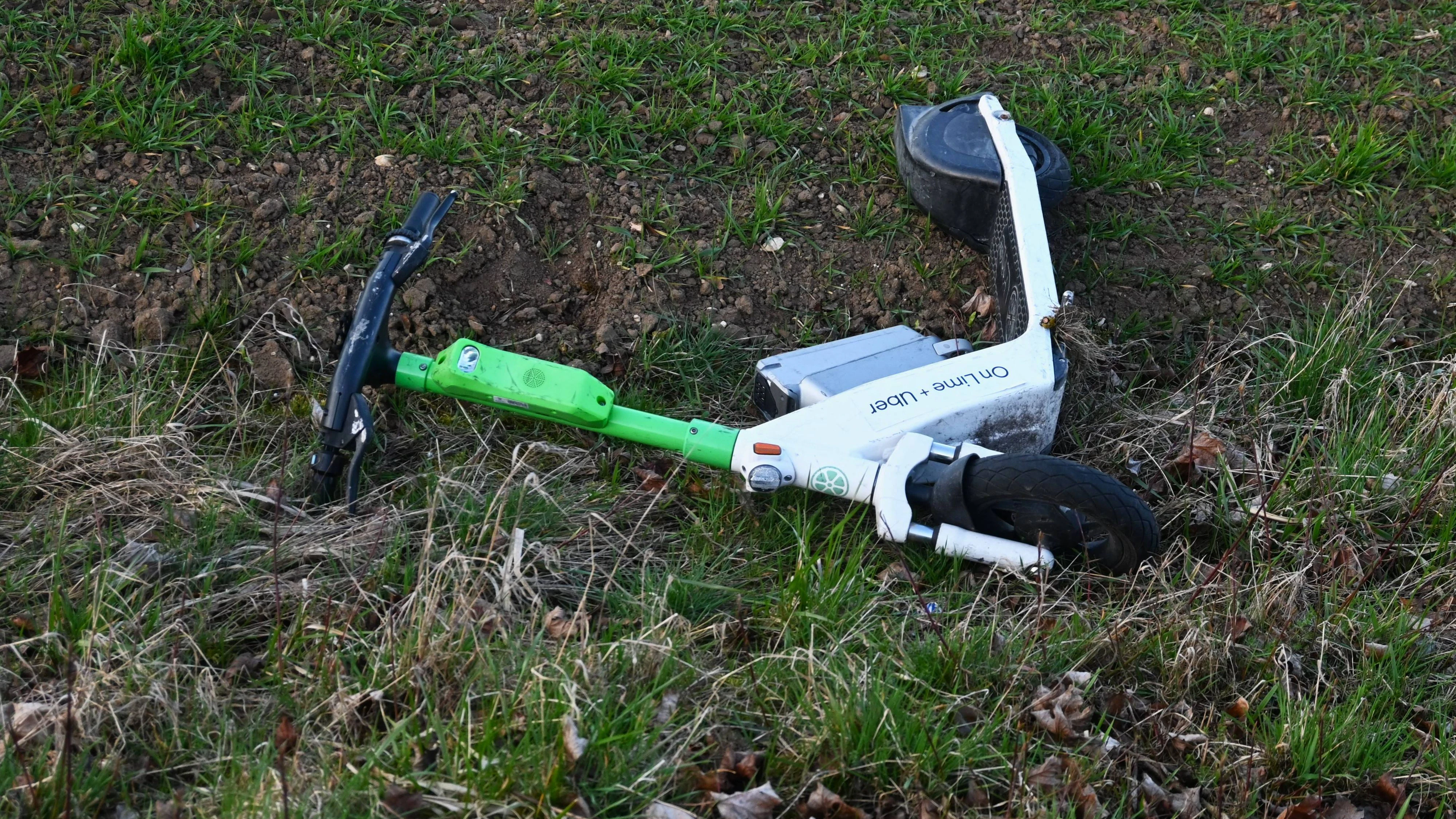 Ein E-Scooter nach einem Unfall im Gras.