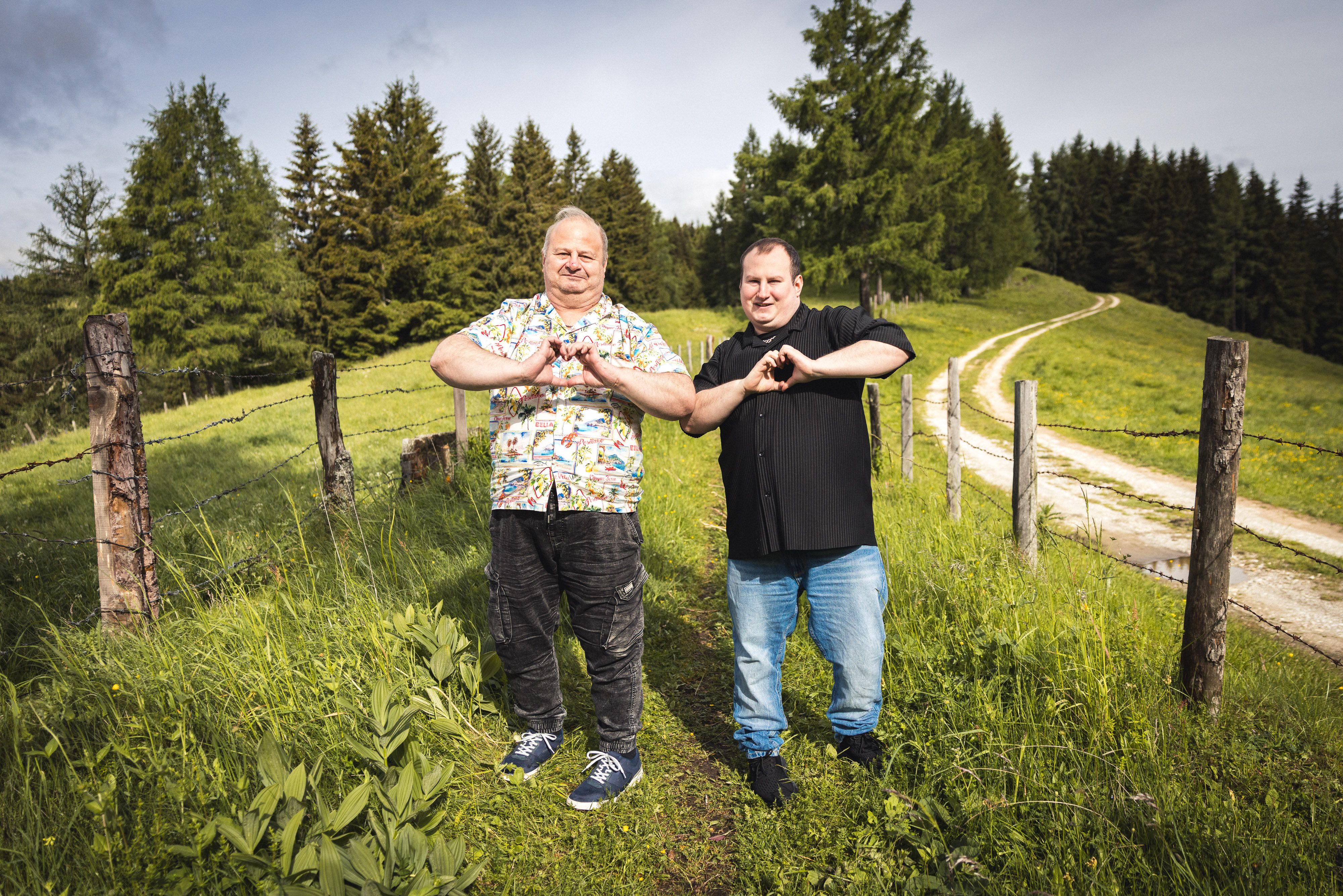Das Vater-Sohn-Gespann Julian & Tom aus „Mein Gemeindebau“ vervollständigen als letztes Paar das „Forsthaus Rampensau“