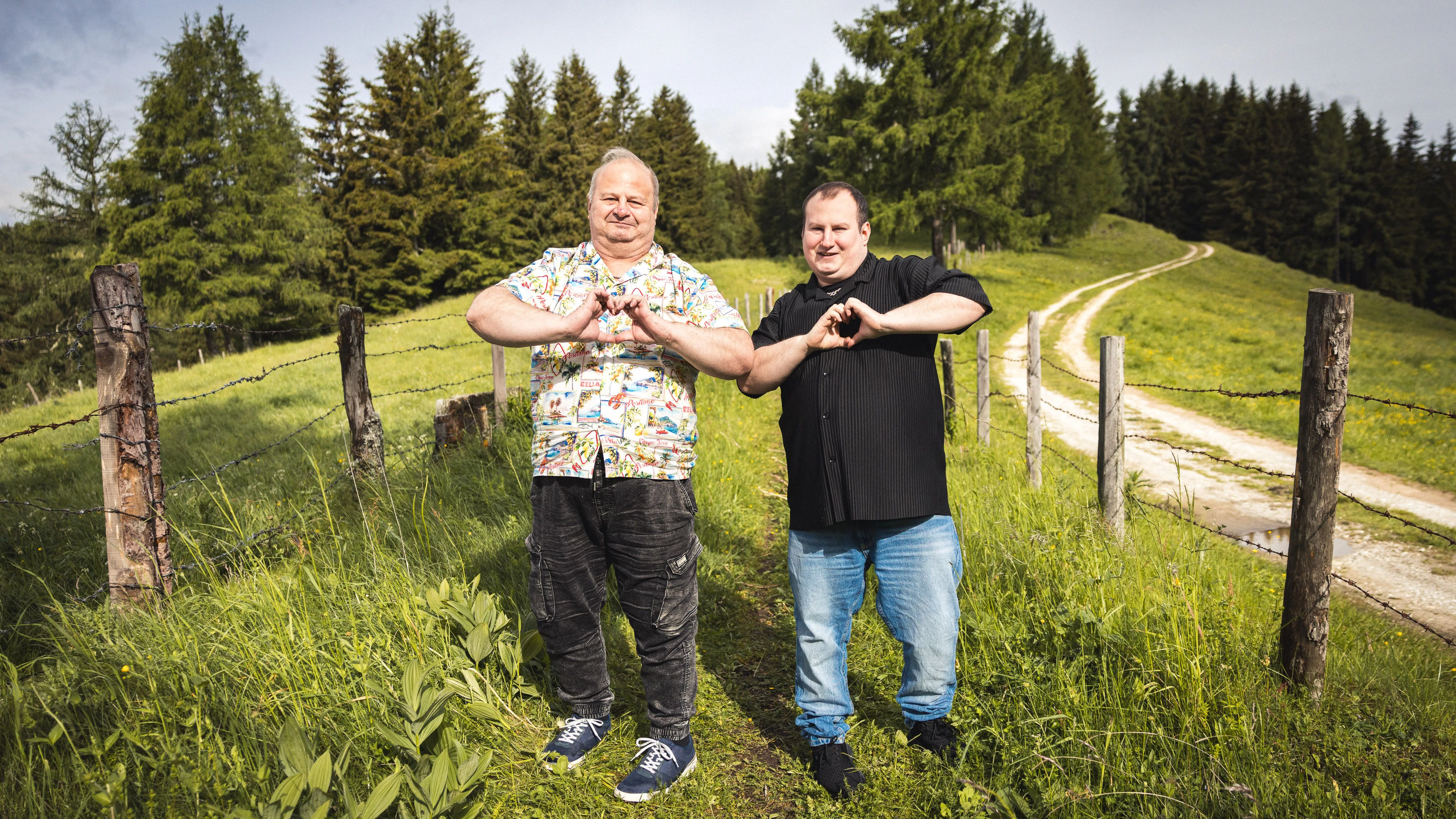 Das Vater-Sohn-Gespann Julian & Tom aus „Mein Gemeindebau“ vervollständigen als letztes Paar das „Forsthaus Rampensau“