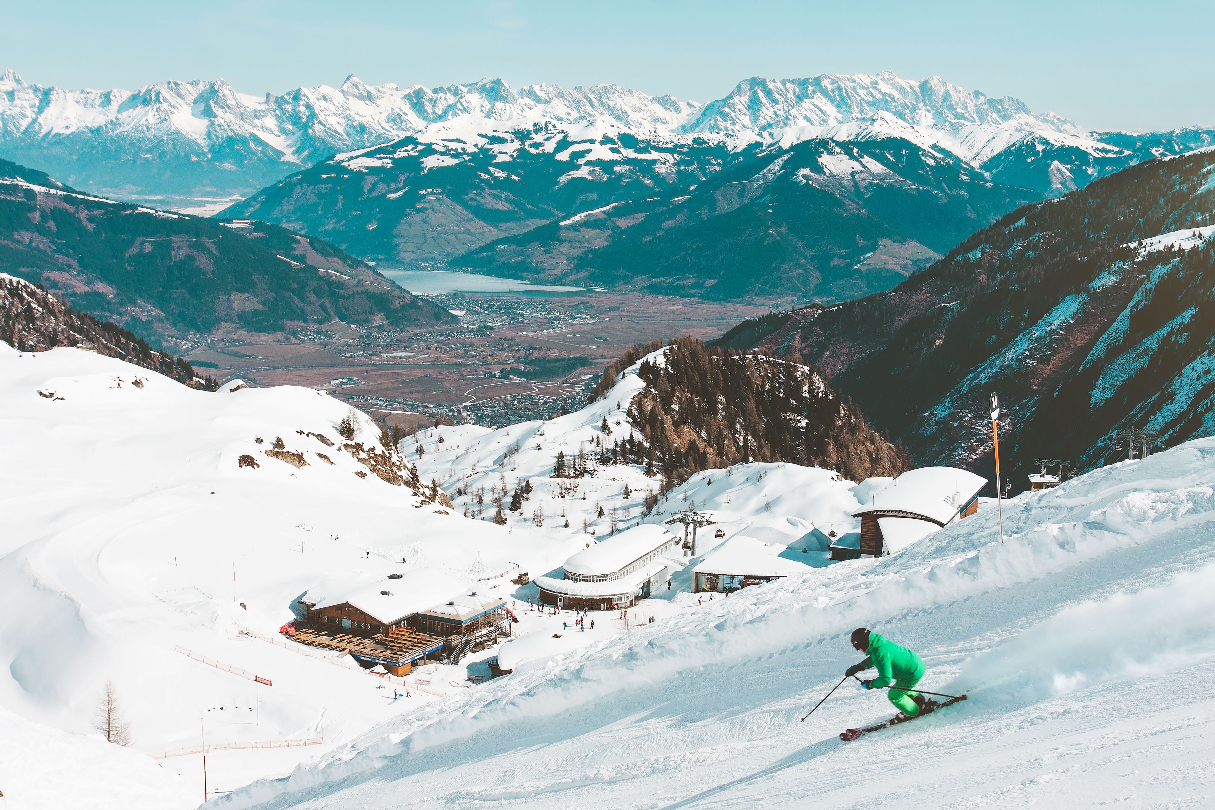 In der Hauptsaison verlangen die Salzburger Skigebiete u.a. Kitzsteinhorn Kaprun sogar bis zu 82 Euro pro Tag.