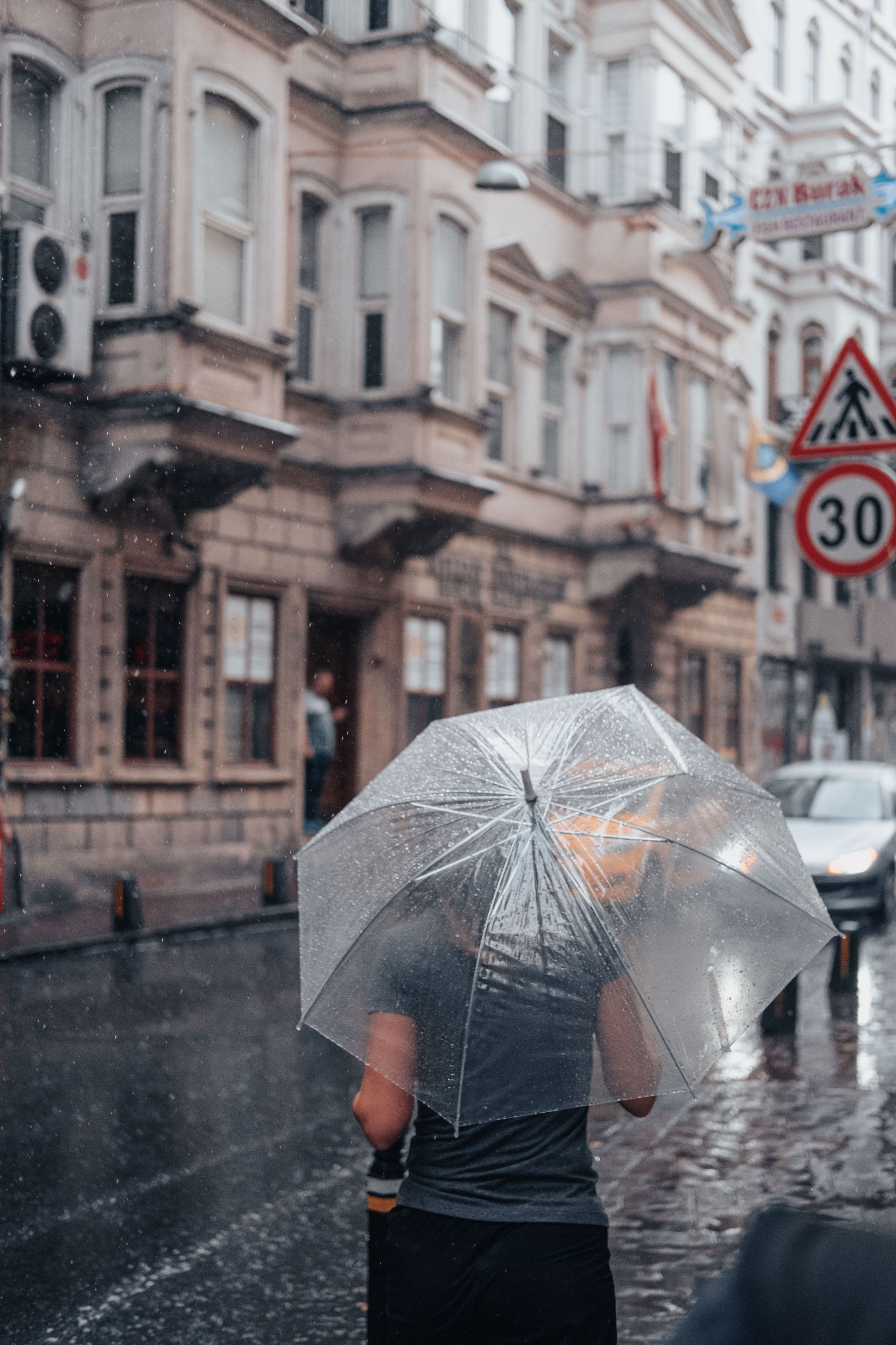 Heute.at - Gewitter im Anmarsch! Hier solltest du Schirm mitnehmen