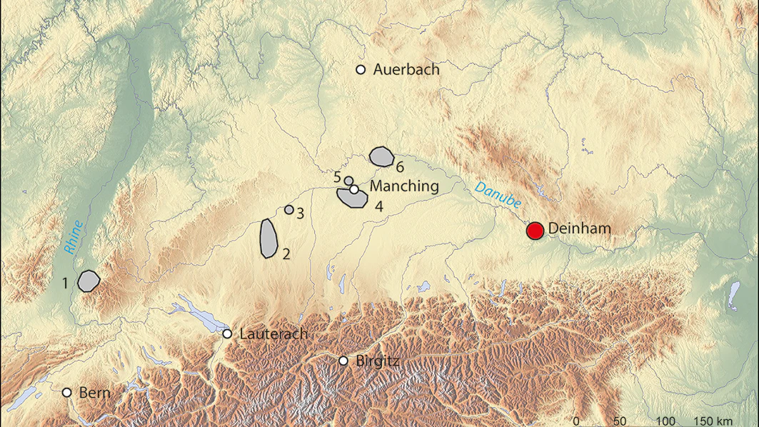 Karte mit der Lage von Deinham (roter Punkt), den Fundorten weiterer Halbfertigprodukte (weiße Punkte) und den Eisenproduktionsgebieten der La-Tène-Zeit (graue Flächen): 1) Markgräfler Land; 2) Rothtal; 3) Zusamaltheim; 4) Donau- und Feilenmoos; 5) Ingolstadt-Etting; 6) Raum Kelheim