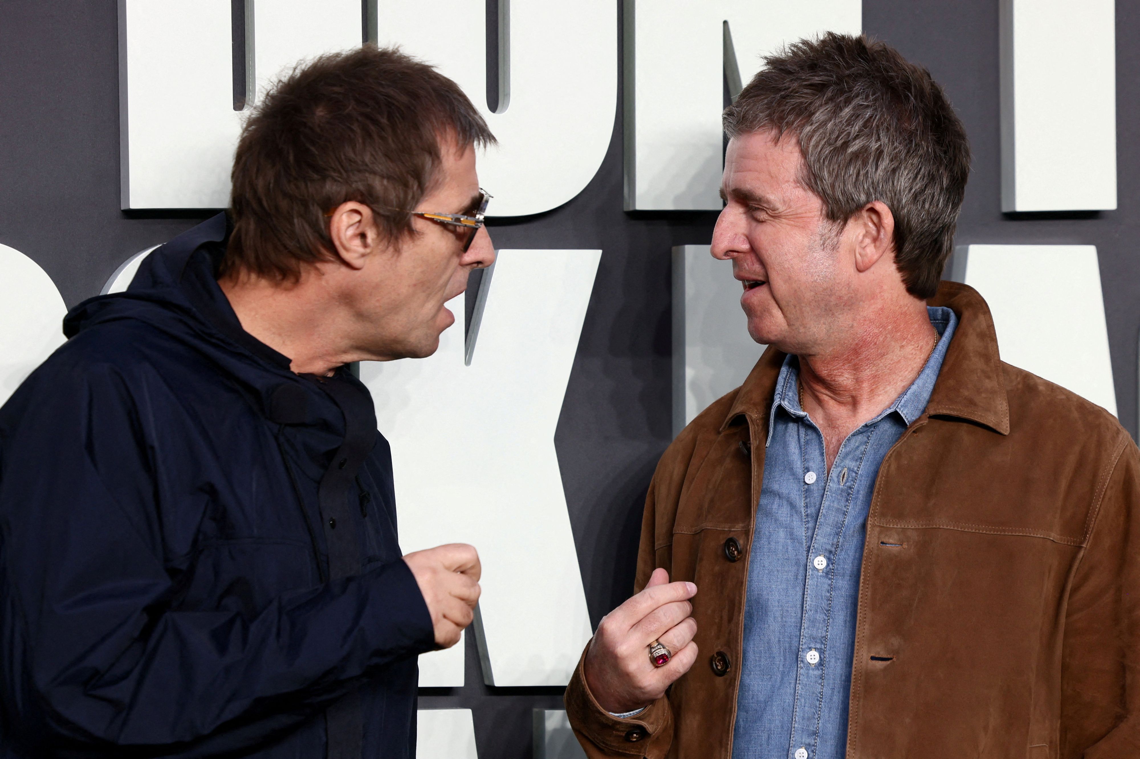 Liam Gallagher und Noel Gallagher posieren bei der 