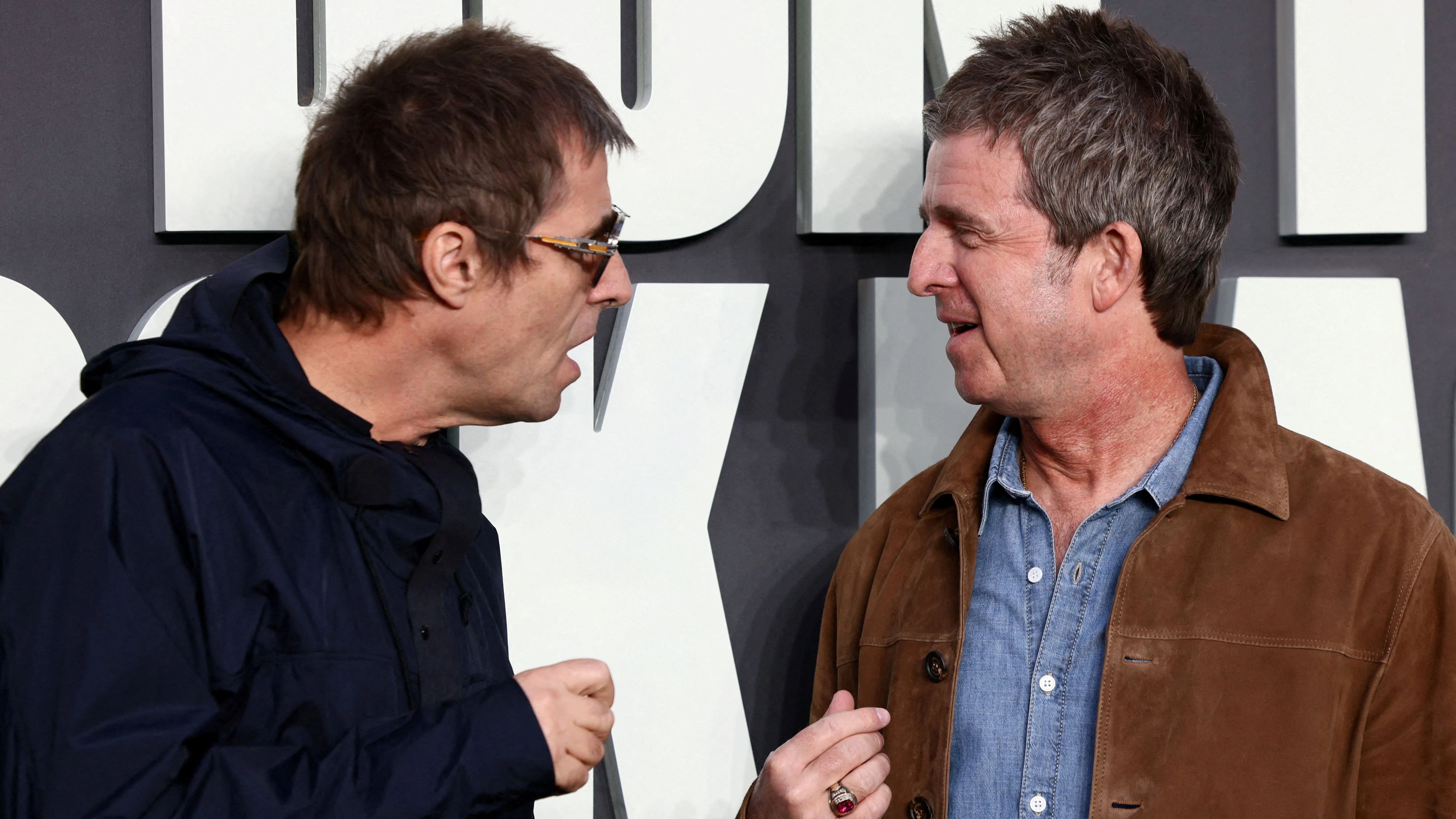 Liam Gallagher und Noel Gallagher posieren bei der "Oasis: Don't Look Back in Anger" UK-Premiere.
