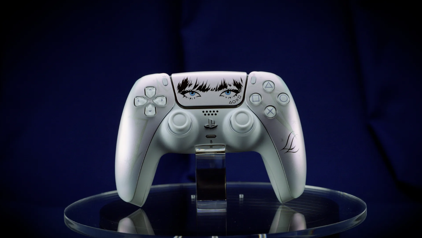 Lisa entwirft einen eigenen DualSense-Controller für die PS5. Das limitierte Modell kommt Ende Oktober in den Handel.