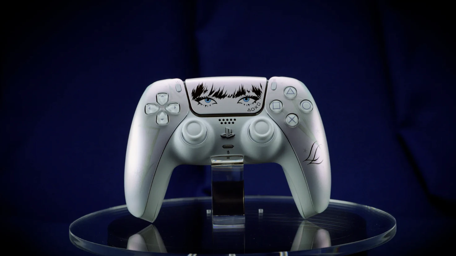 Lisa entwirft einen eigenen DualSense-Controller für die PS5. Das limitierte Modell kommt Ende Oktober in den Handel.